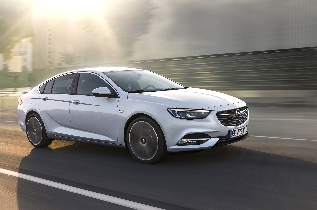 Opel heeft nu officieel het doek getrokken van haar nieuwe vlaggenschip: de 2017 Insignia Grand Sport. De auto is meer premium dan ooit. Lees hier alles dat je over de auto moet moet weten.