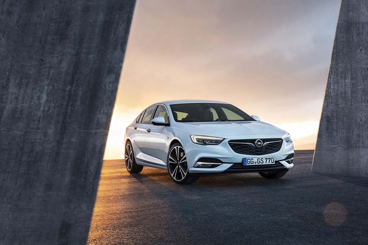 Opel heeft nu officieel het doek getrokken van haar nieuwe vlaggenschip: de 2017 Insignia Grand Sport. De auto is meer premium dan ooit. Lees hier alles dat je over de auto moet moet weten.