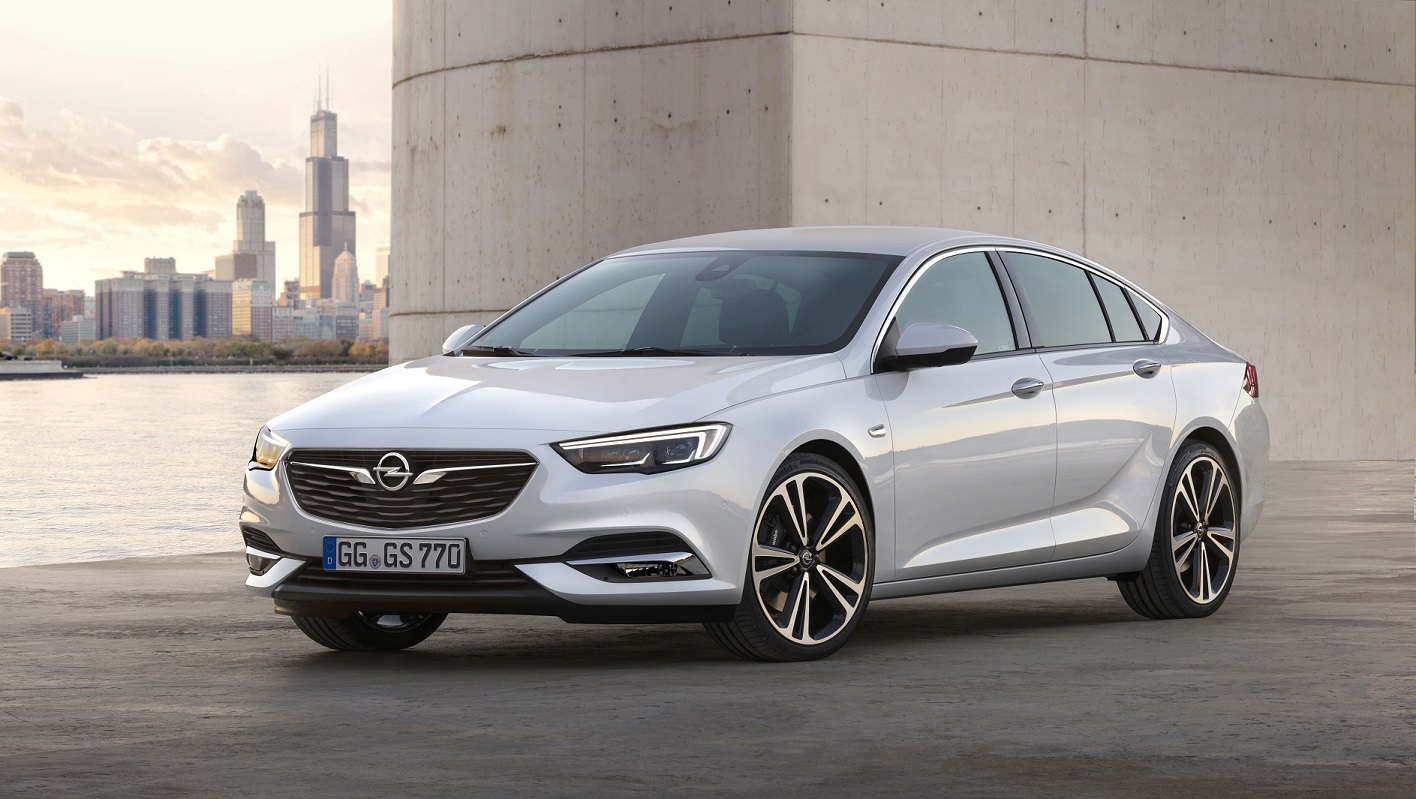 Opel heeft nu officieel het doek getrokken van haar nieuwe vlaggenschip: de 2017 Insignia Grand Sport. De auto is meer premium dan ooit. Lees hier alles dat je over de auto moet moet weten.