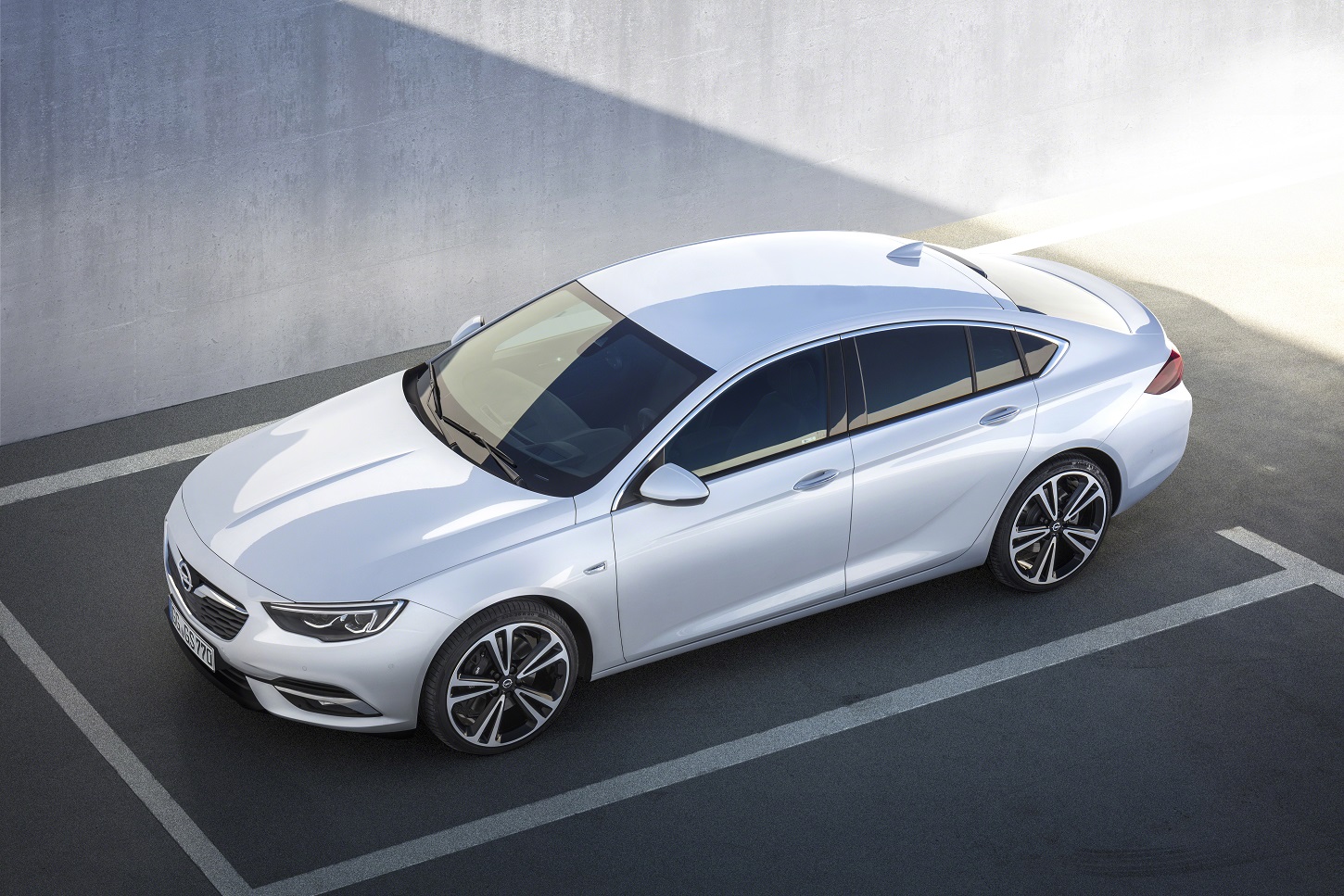 Opel heeft nu officieel het doek getrokken van haar nieuwe vlaggenschip: de 2017 Insignia Grand Sport. De auto is meer premium dan ooit. Lees hier alles dat je over de auto moet moet weten.