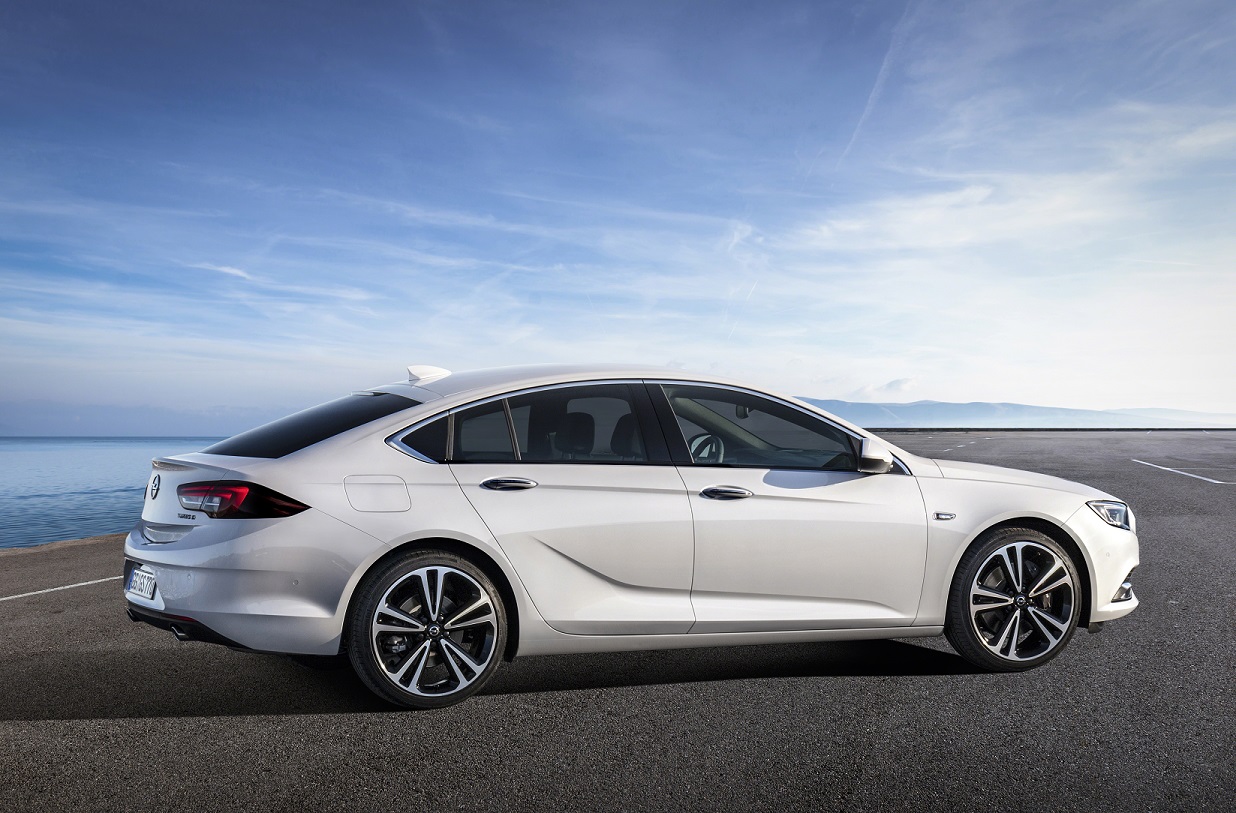 Opel heeft nu officieel het doek getrokken van haar nieuwe vlaggenschip: de 2017 Insignia Grand Sport. De auto is meer premium dan ooit. Lees hier alles dat je over de auto moet moet weten.