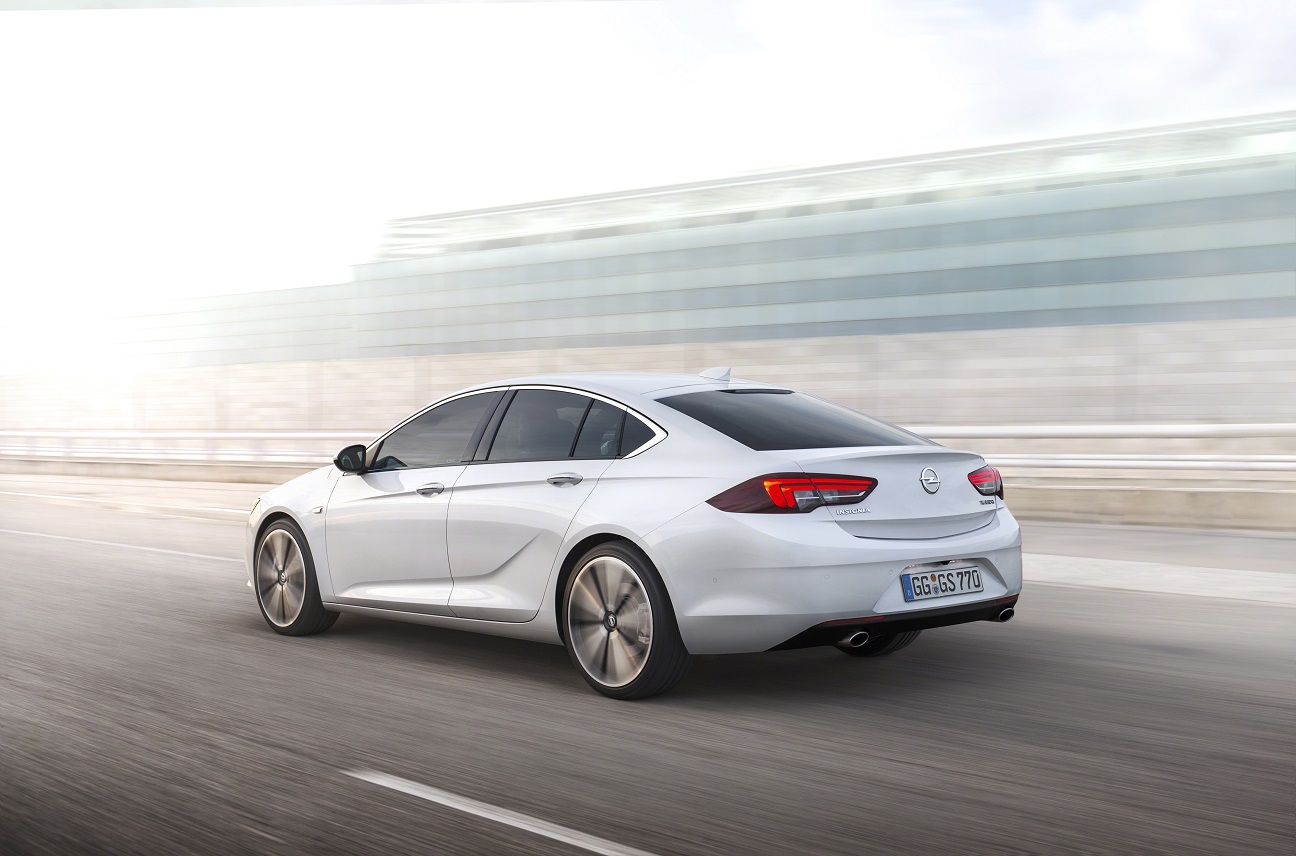 Opel heeft nu officieel het doek getrokken van haar nieuwe vlaggenschip: de 2017 Insignia Grand Sport. De auto is meer premium dan ooit. Lees hier alles dat je over de auto moet moet weten.