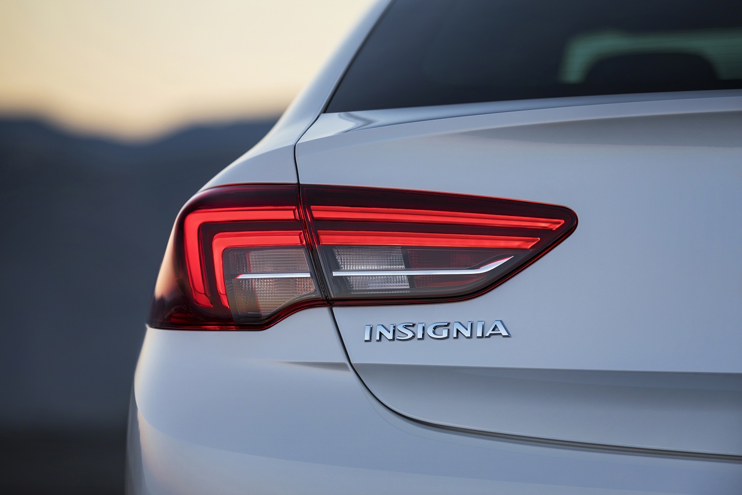 Opel heeft nu officieel het doek getrokken van haar nieuwe vlaggenschip: de 2017 Insignia Grand Sport. De auto is meer premium dan ooit. Lees hier alles dat je over de auto moet moet weten.