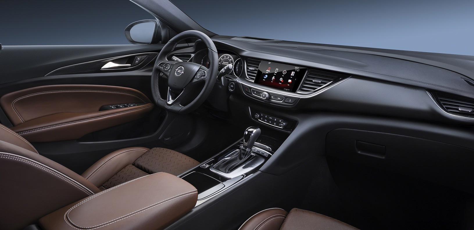 Opel heeft nu officieel het doek getrokken van haar nieuwe vlaggenschip: de 2017 Insignia Grand Sport. De auto is meer premium dan ooit. Lees hier alles dat je over de auto moet moet weten.