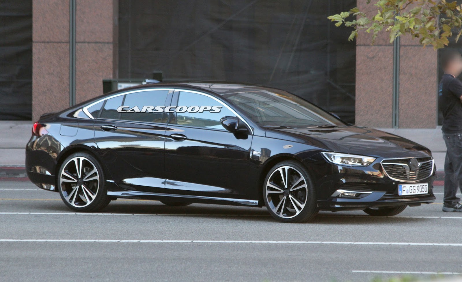 Opel heeft nu officieel het doek getrokken van haar nieuwe vlaggenschip: de 2017 Insignia Grand Sport. De auto is meer premium dan ooit. Lees hier alles dat je over de auto moet moet weten.