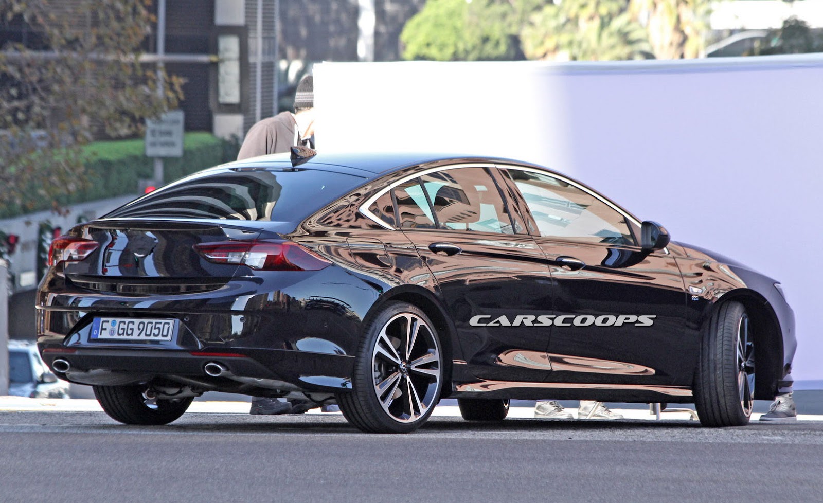 Opel heeft nu officieel het doek getrokken van haar nieuwe vlaggenschip: de 2017 Insignia Grand Sport. De auto is meer premium dan ooit. Lees hier alles dat je over de auto moet moet weten.