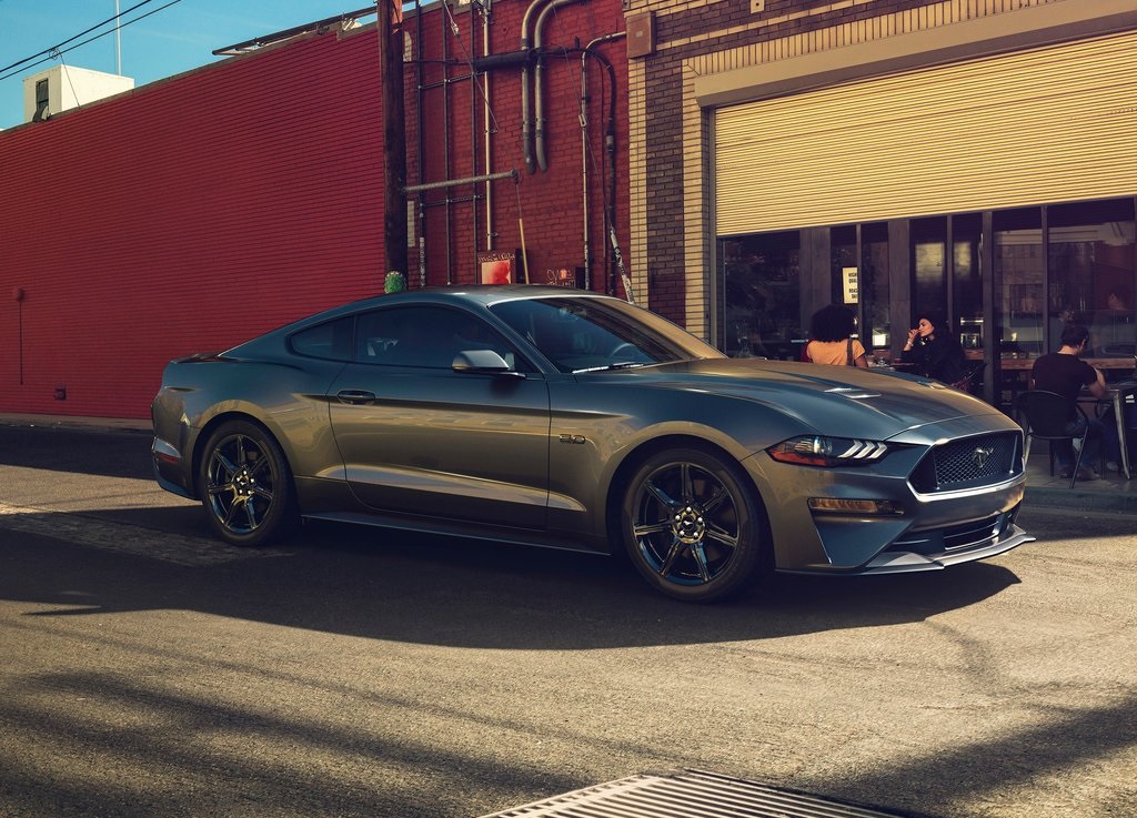Gisteren dook de gefacelifte Ford Mustang eerder dan bedoeld op in een officile video, maar nu heeft Ford de facelift dan officieel in zijn volledigheid onthuld.