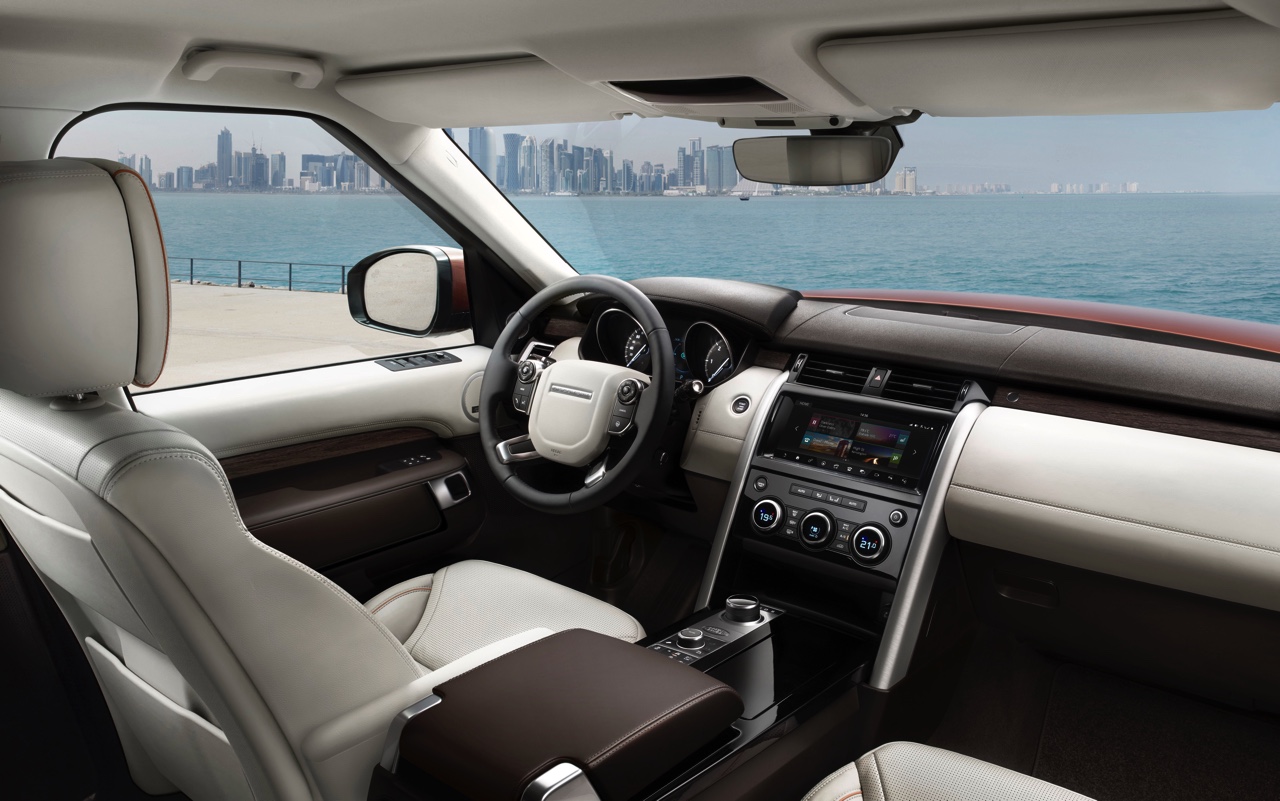 Introductie nieuwe Land Rover Discovery is een feit. De vierwielaangedreven zevenzits SUV komt in de lente van 2017 op de markt. Lees hier de prijzen en specificaties.