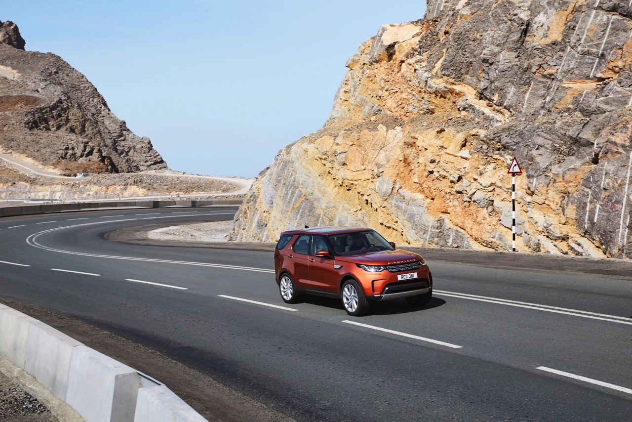 Introductie nieuwe Land Rover Discovery is een feit. De vierwielaangedreven zevenzits SUV komt in de lente van 2017 op de markt. Lees hier de prijzen en specificaties.
