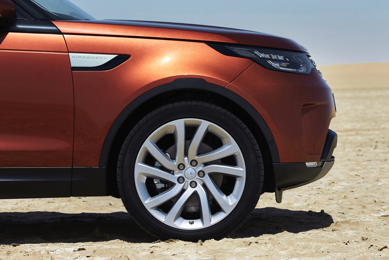 Introductie nieuwe Land Rover Discovery is een feit. De vierwielaangedreven zevenzits SUV komt in de lente van 2017 op de markt. Lees hier de prijzen en specificaties.