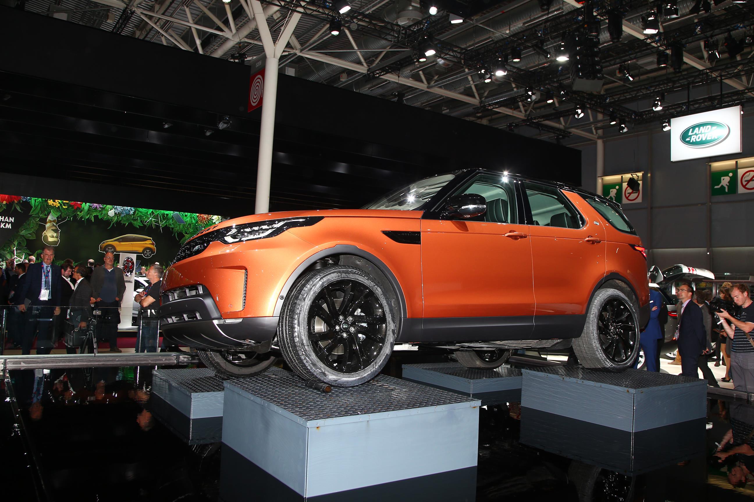 Introductie nieuwe Land Rover Discovery is een feit. De vierwielaangedreven zevenzits SUV komt in de lente van 2017 op de markt. Lees hier de prijzen en specificaties.