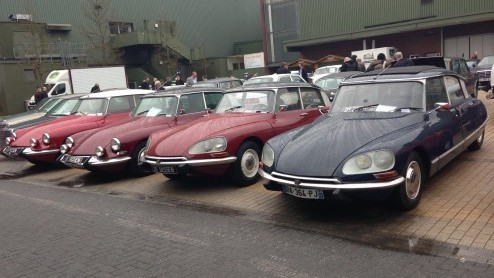 Oldtimerbezitters naar Den Haag uit protest van de kabinetsplannen om de wegenbelasting weer in te voeren voor oldtimers jonger dan 40 jaar.