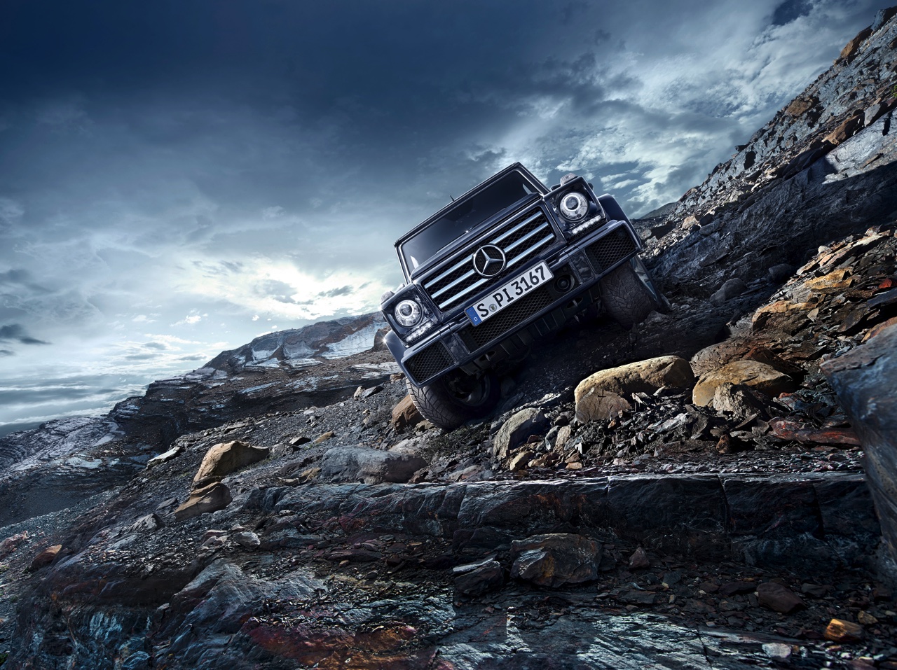 Mercedes-Benz G-Klasse klaar voor modeljaar 2016 met nieuwe motoren en aangepast in- en exterieur. Ook het onderstel is verbeterd.