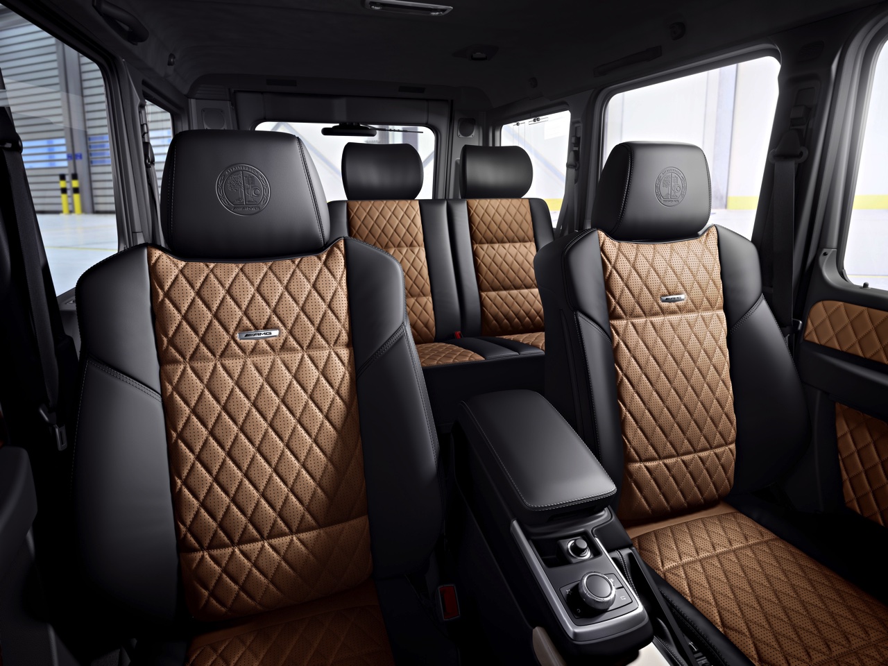 Mercedes-Benz G-Klasse klaar voor modeljaar 2016 met nieuwe motoren en aangepast in- en exterieur. Ook het onderstel is verbeterd.