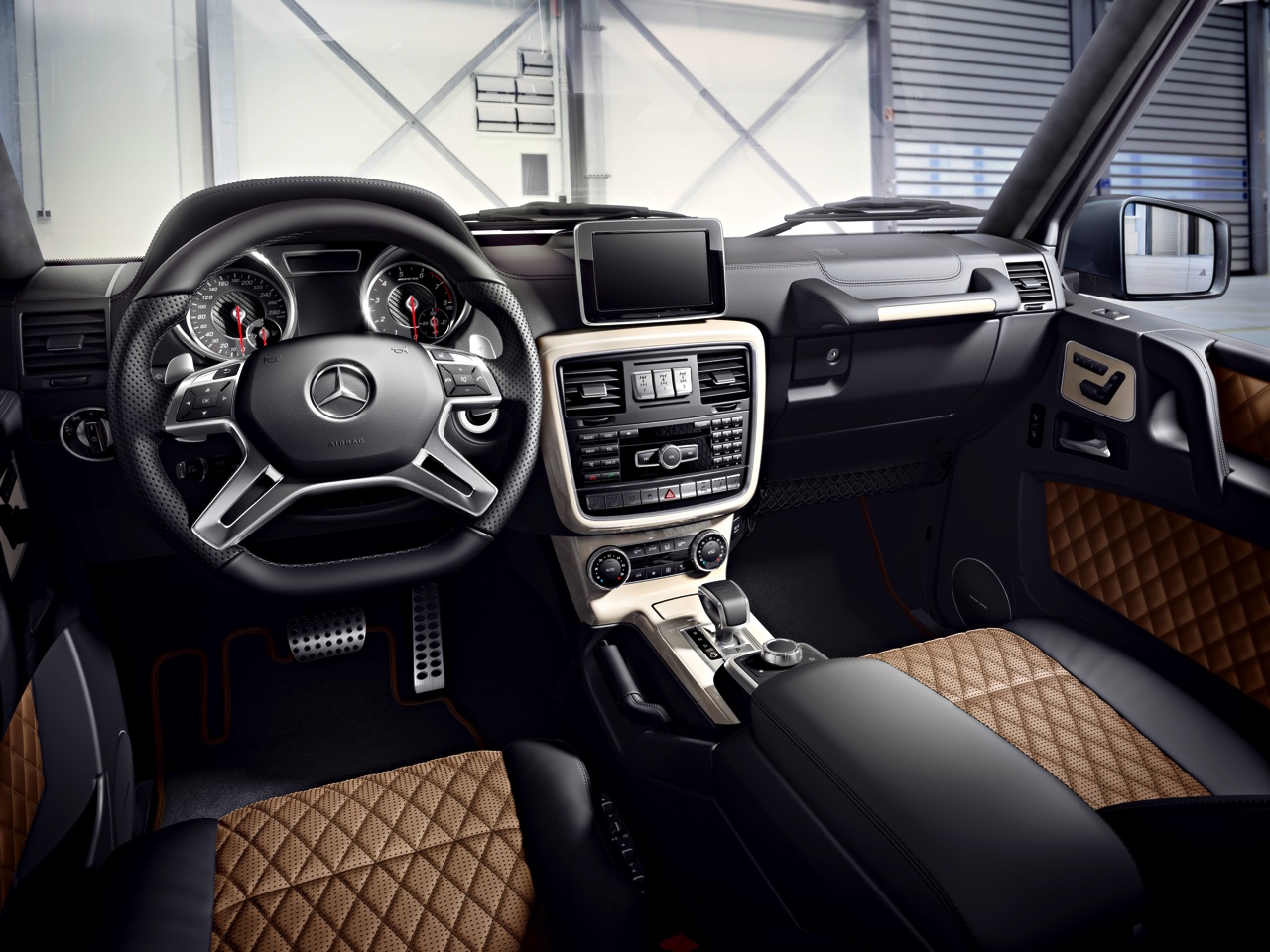 Mercedes-Benz G-Klasse klaar voor modeljaar 2016 met nieuwe motoren en aangepast in- en exterieur. Ook het onderstel is verbeterd.