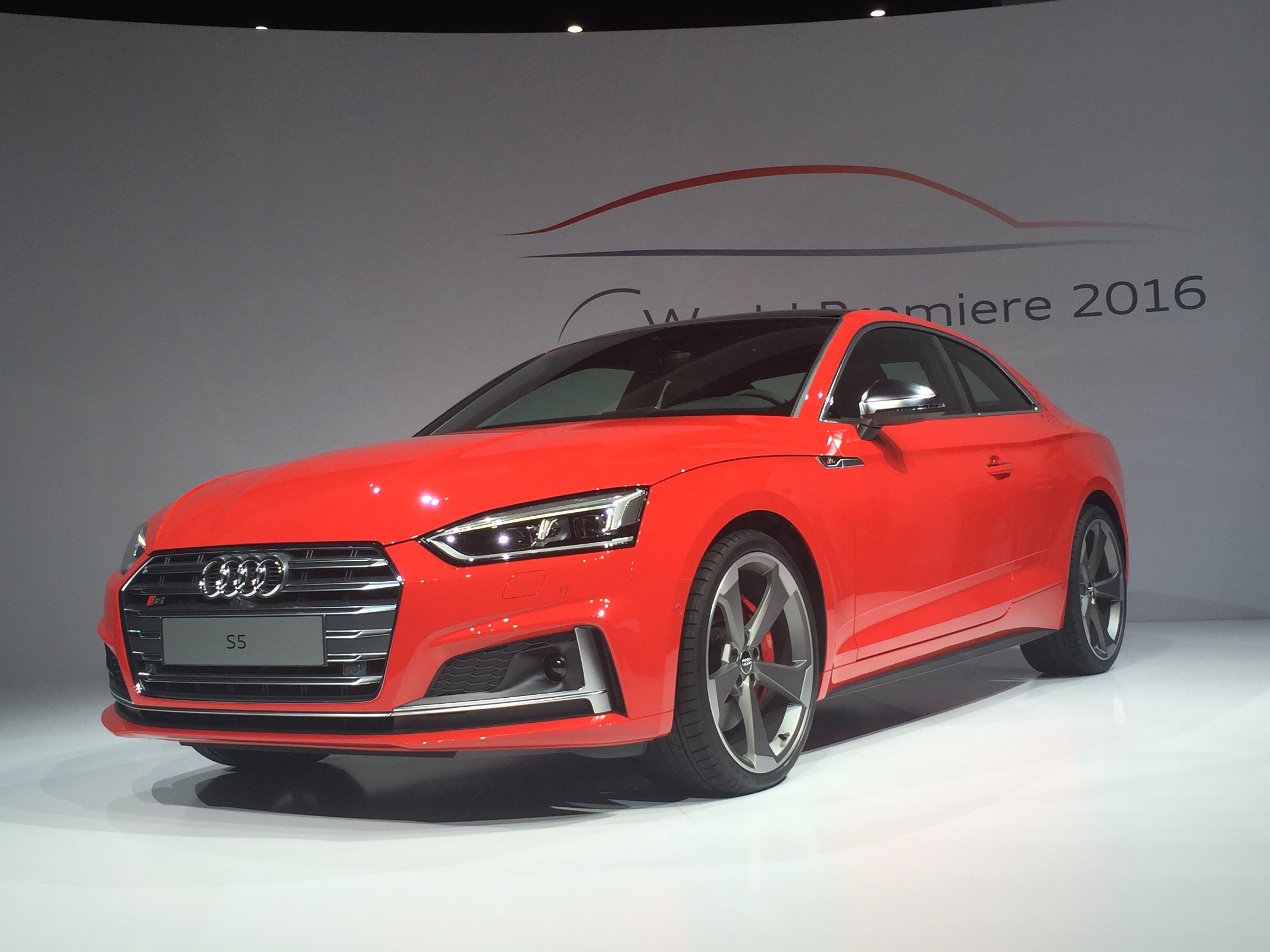 Onthulling Audi A5 Coup? bij de perspresentatie in Ingolstadt. De nieuwe Audi A5 is iets groter, ruimer, zuiniger en nog sportiever dan zijn voorganger en komt in de herfst 2016 naar Nederland.