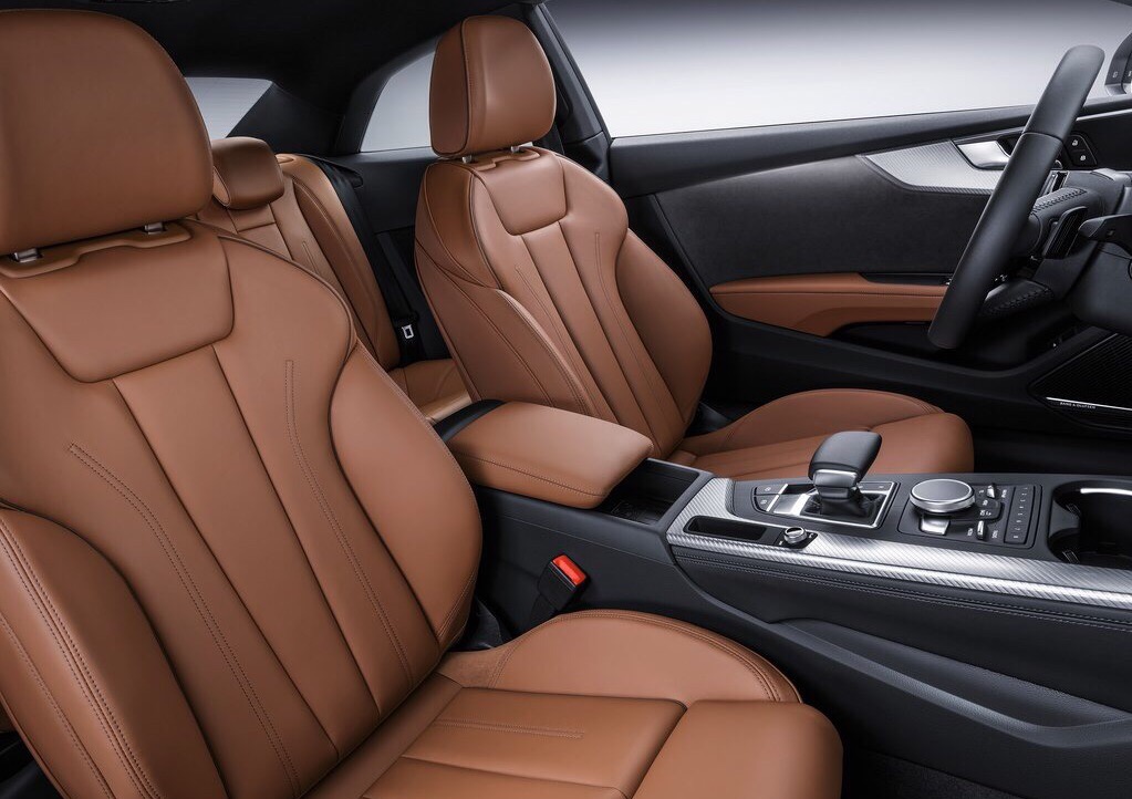 Onthulling Audi A5 Coup? bij de perspresentatie in Ingolstadt. De nieuwe Audi A5 is iets groter, ruimer, zuiniger en nog sportiever dan zijn voorganger en komt in de herfst 2016 naar Nederland.