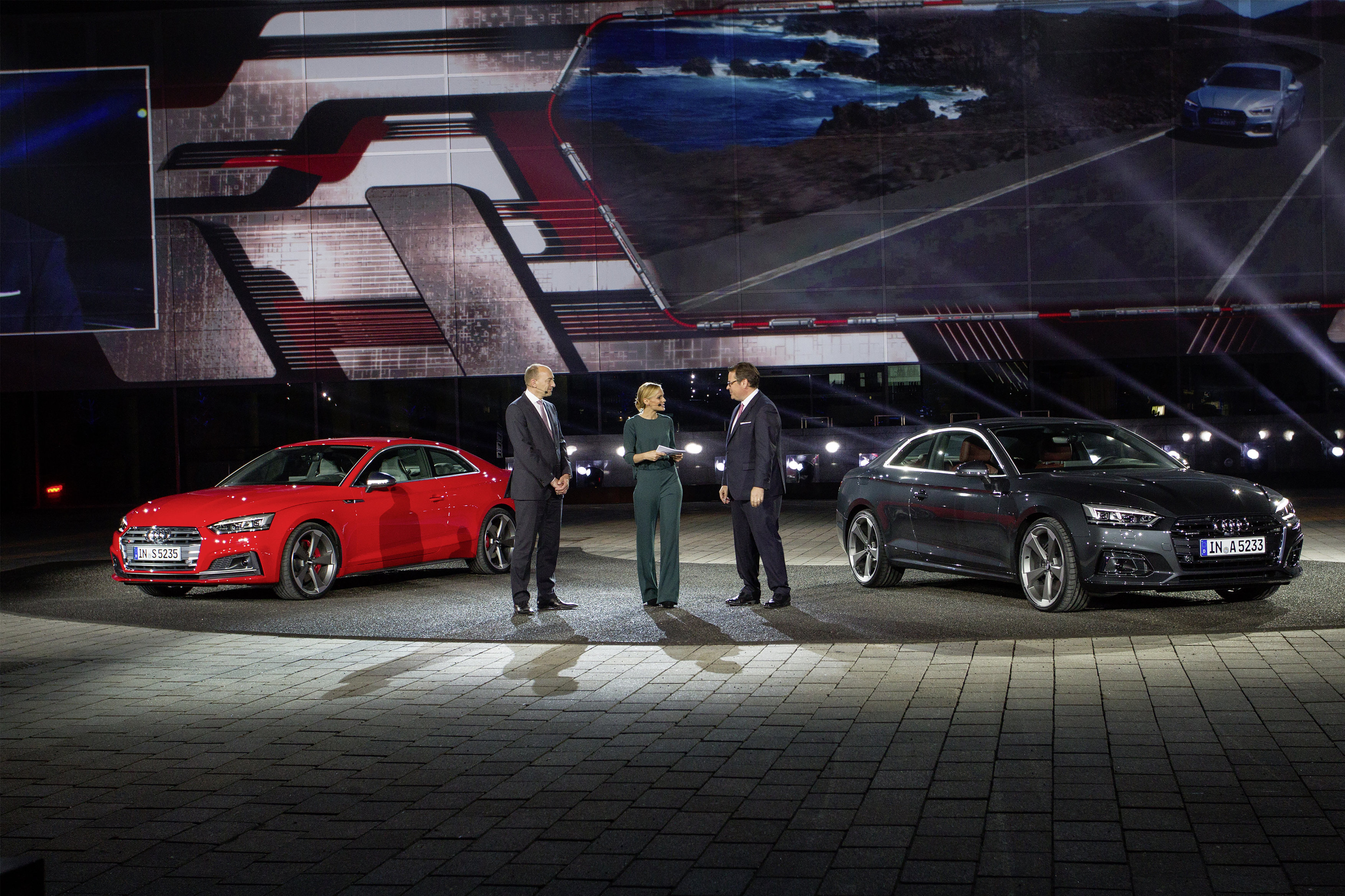 Onthulling Audi A5 Coup? bij de perspresentatie in Ingolstadt. De nieuwe Audi A5 is iets groter, ruimer, zuiniger en nog sportiever dan zijn voorganger en komt in de herfst 2016 naar Nederland.