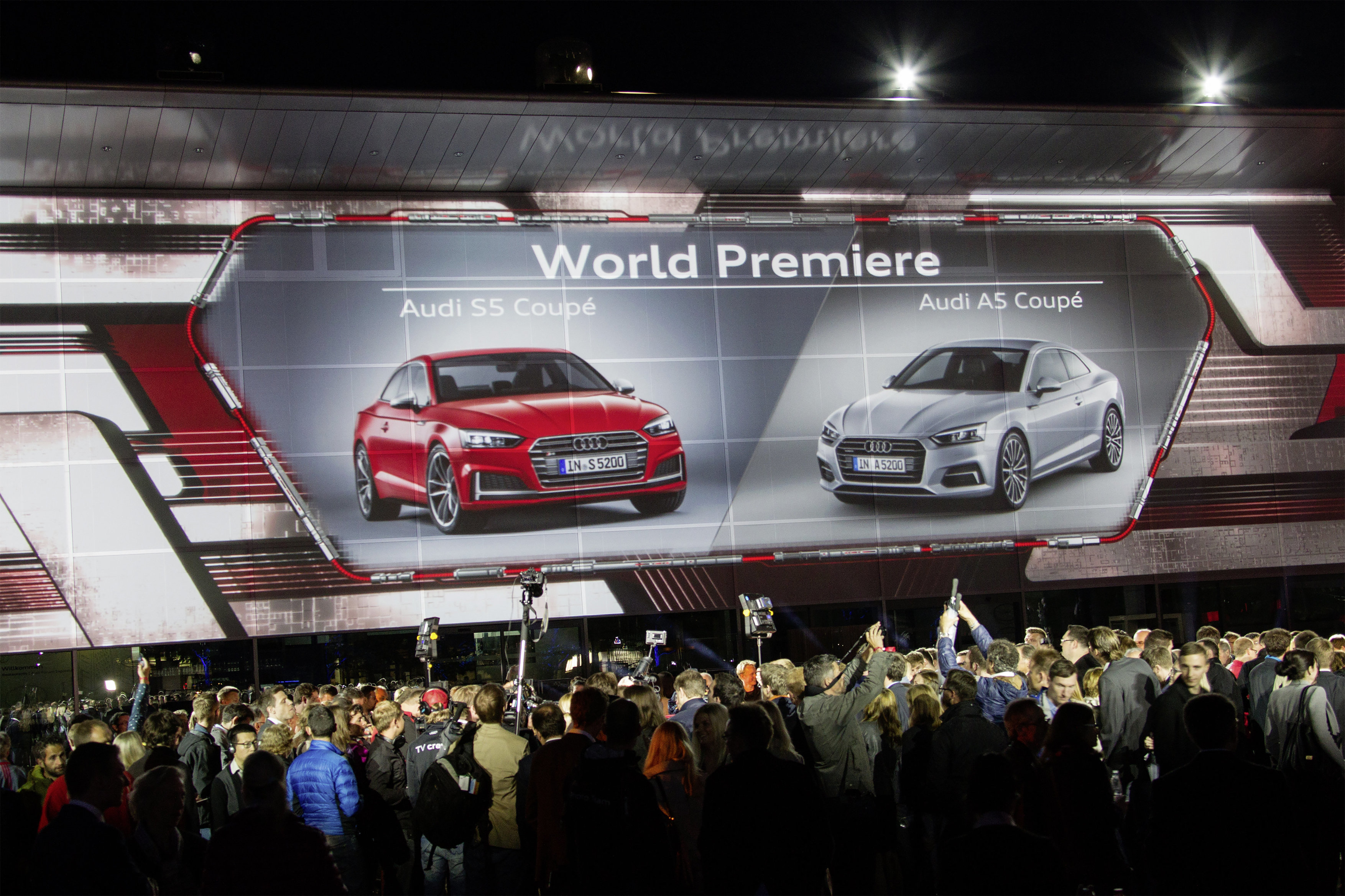 Onthulling Audi A5 Coup? bij de perspresentatie in Ingolstadt. De nieuwe Audi A5 is iets groter, ruimer, zuiniger en nog sportiever dan zijn voorganger en komt in de herfst 2016 naar Nederland.