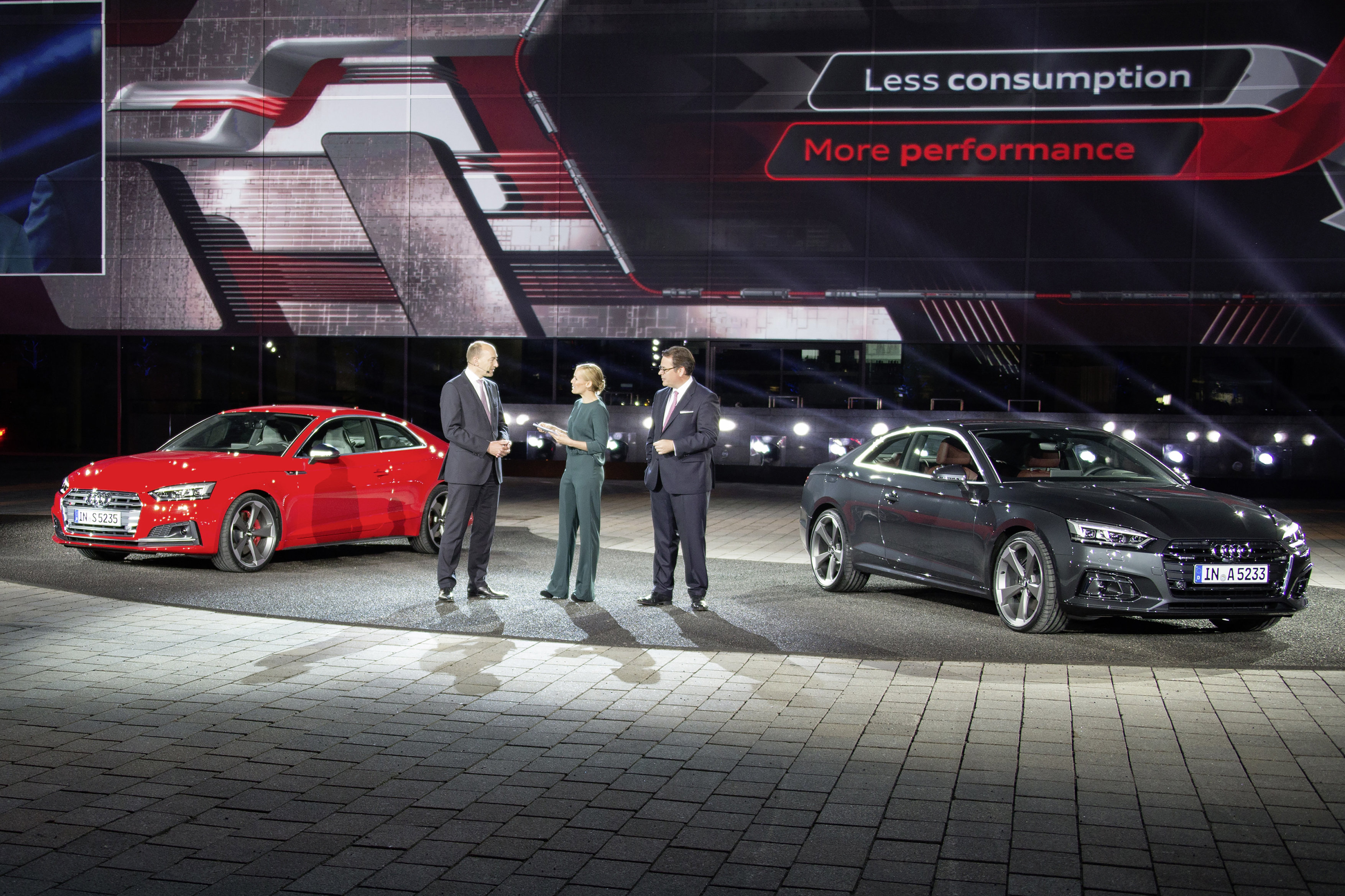 Onthulling Audi A5 Coup? bij de perspresentatie in Ingolstadt. De nieuwe Audi A5 is iets groter, ruimer, zuiniger en nog sportiever dan zijn voorganger en komt in de herfst 2016 naar Nederland.