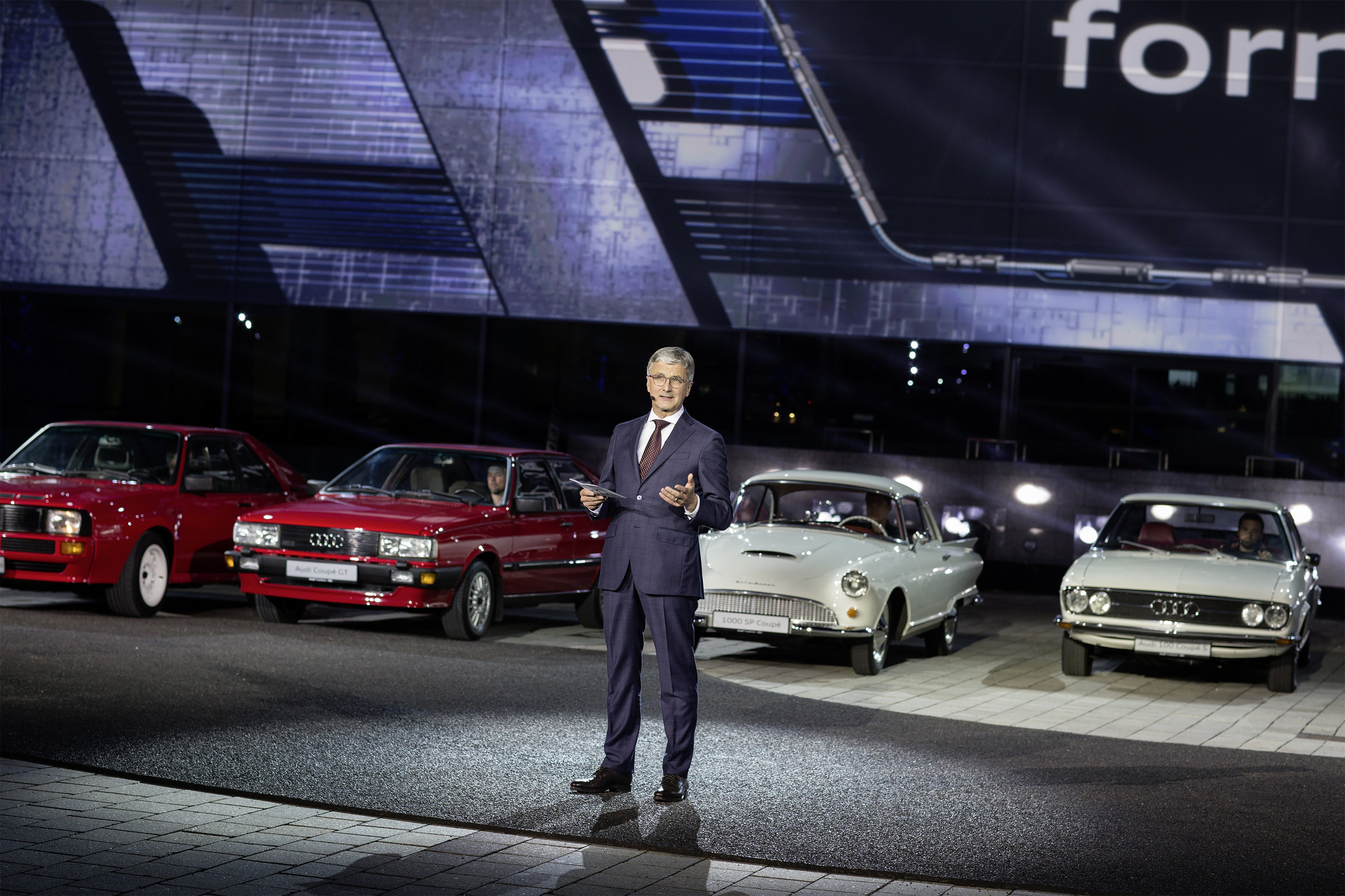 Onthulling Audi A5 Coup? bij de perspresentatie in Ingolstadt. De nieuwe Audi A5 is iets groter, ruimer, zuiniger en nog sportiever dan zijn voorganger en komt in de herfst 2016 naar Nederland.