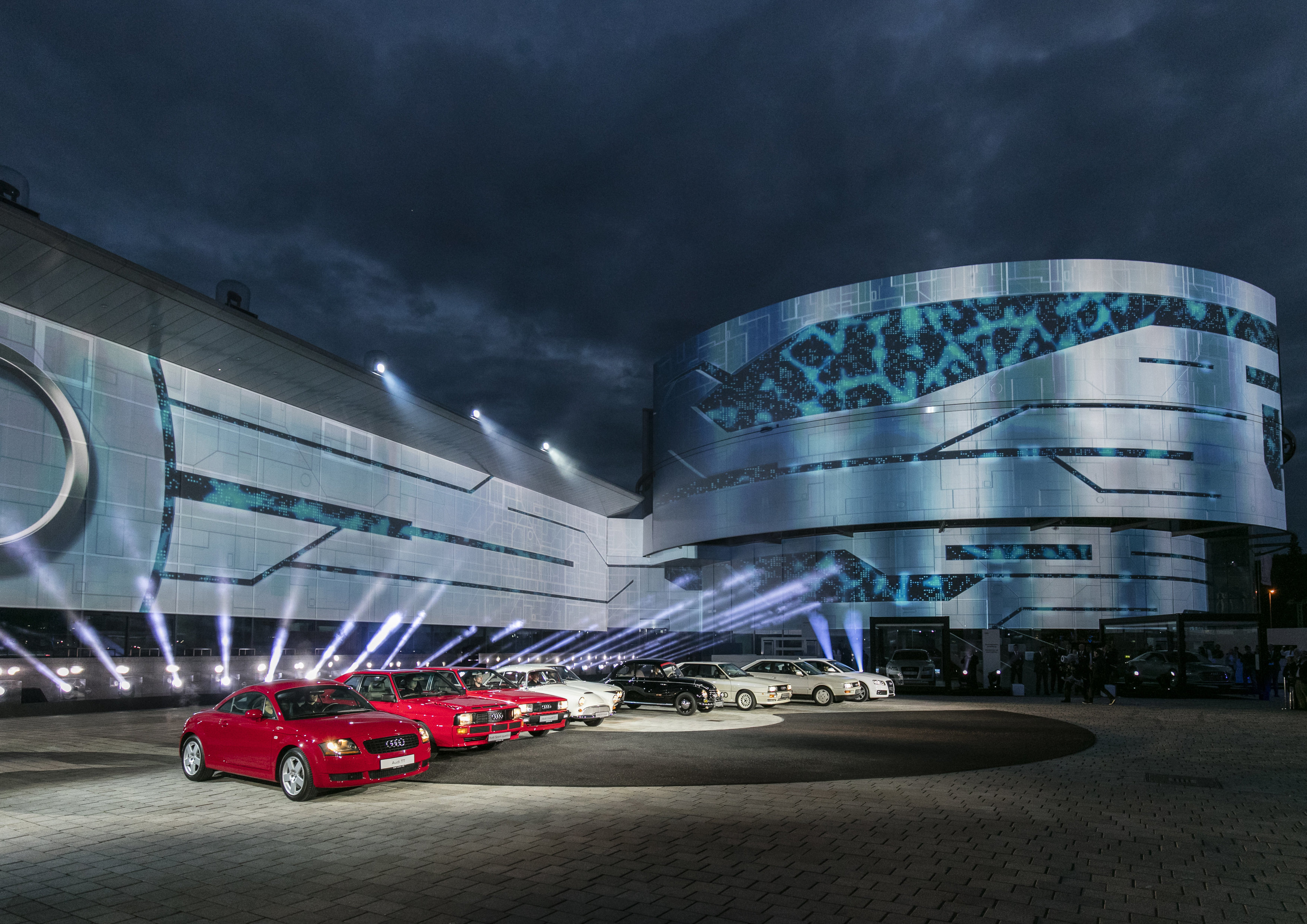Onthulling Audi A5 Coup? bij de perspresentatie in Ingolstadt. De nieuwe Audi A5 is iets groter, ruimer, zuiniger en nog sportiever dan zijn voorganger en komt in de herfst 2016 naar Nederland.