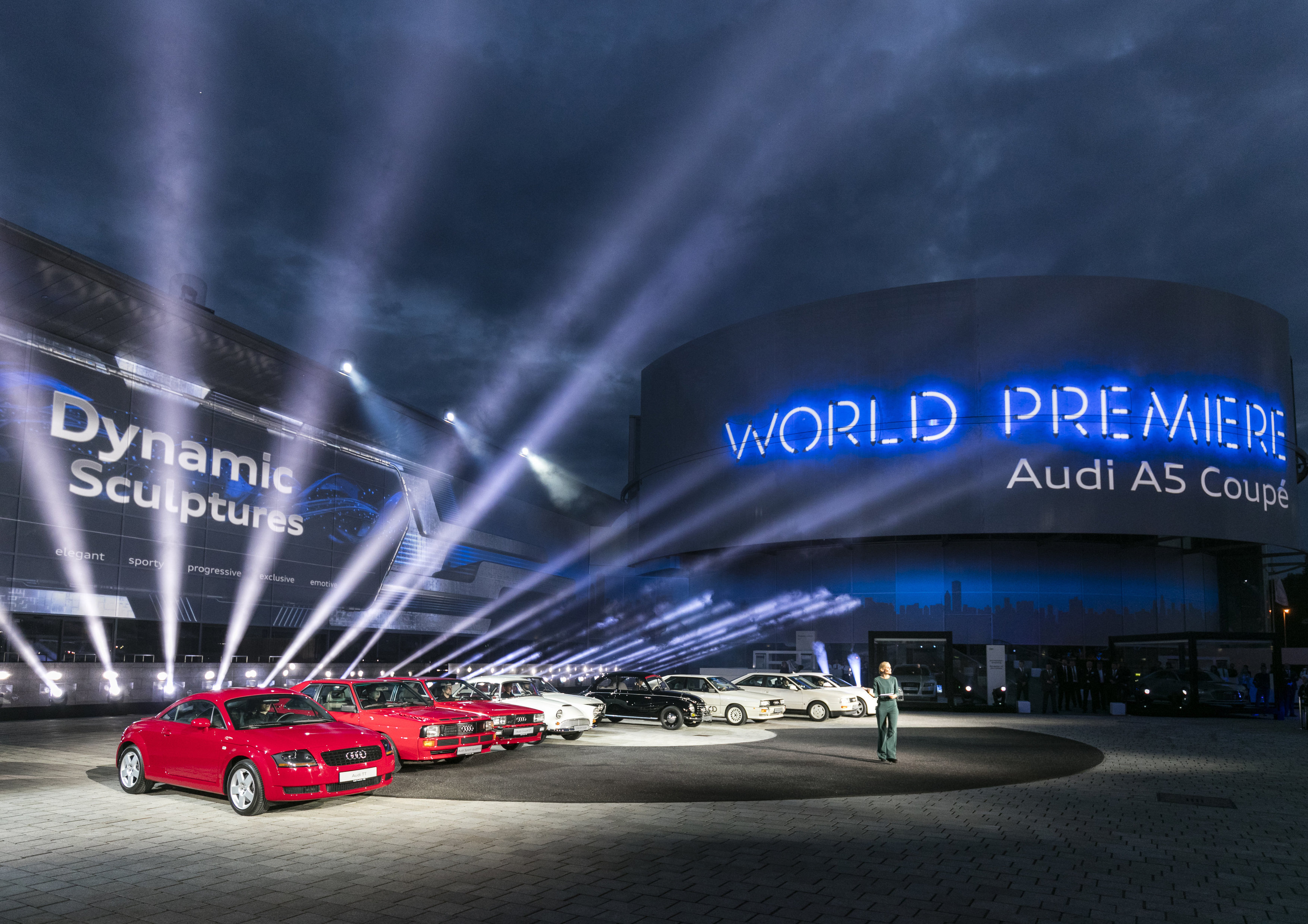 Onthulling Audi A5 Coup? bij de perspresentatie in Ingolstadt. De nieuwe Audi A5 is iets groter, ruimer, zuiniger en nog sportiever dan zijn voorganger en komt in de herfst 2016 naar Nederland.