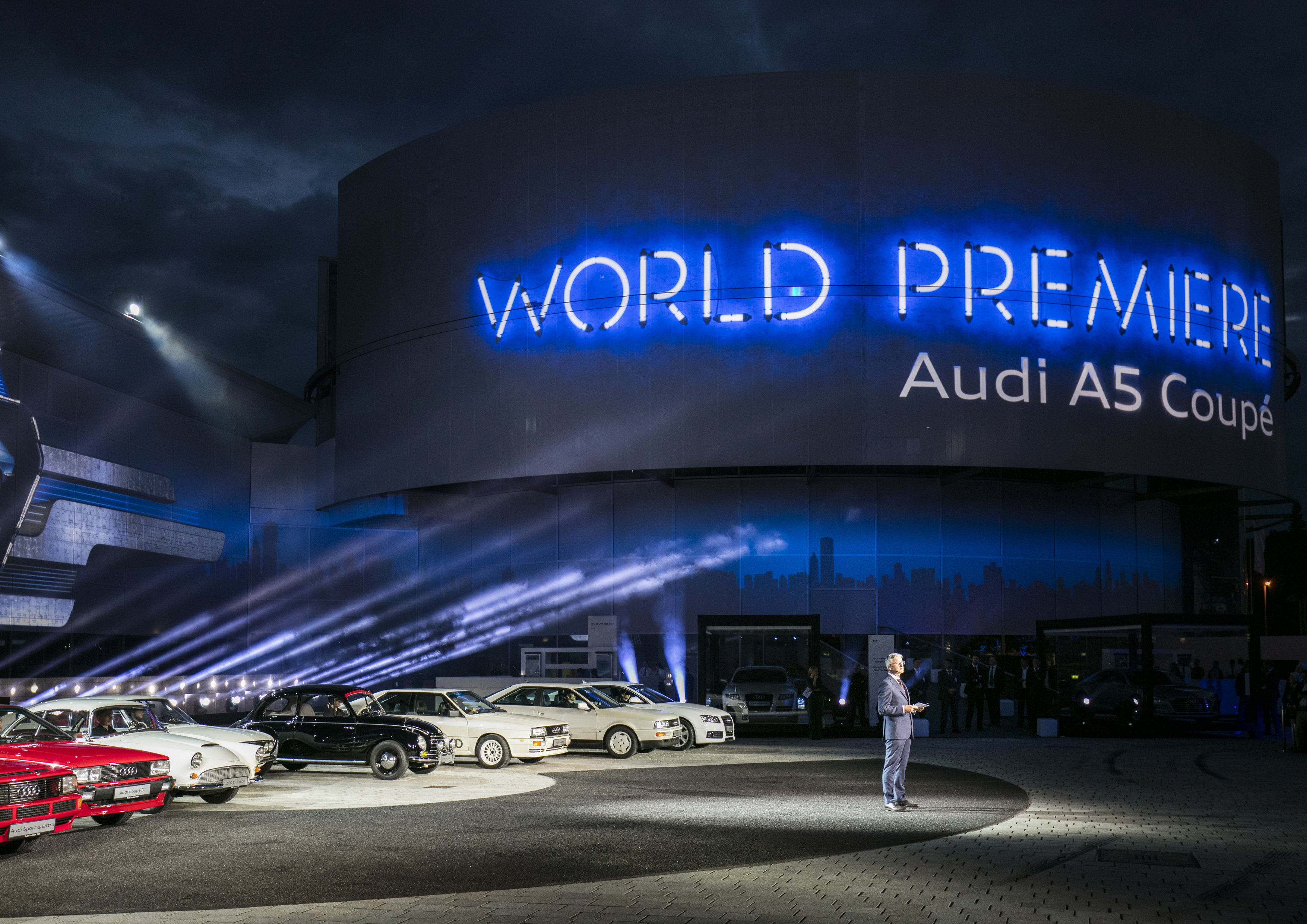 Onthulling Audi A5 Coup? bij de perspresentatie in Ingolstadt. De nieuwe Audi A5 is iets groter, ruimer, zuiniger en nog sportiever dan zijn voorganger en komt in de herfst 2016 naar Nederland.
