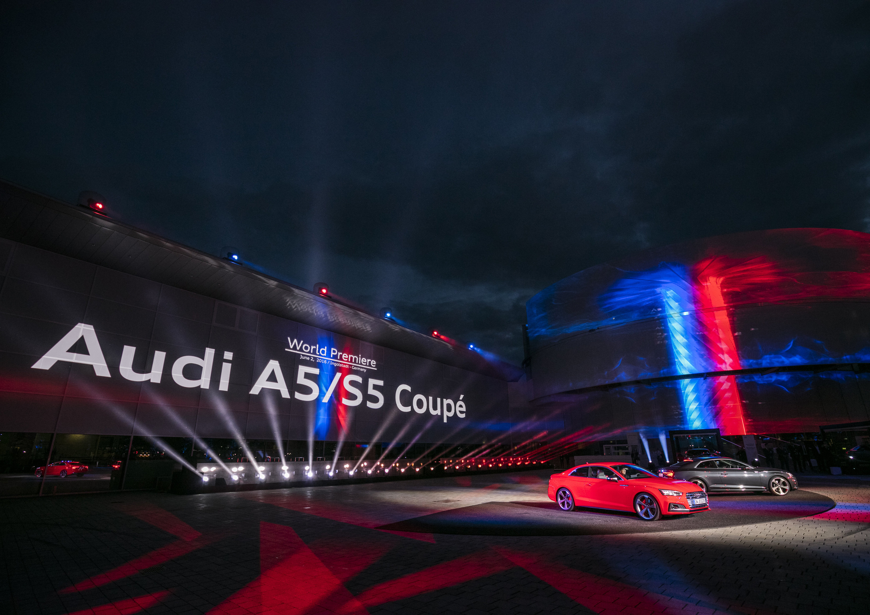 Onthulling Audi A5 Coup? bij de perspresentatie in Ingolstadt. De nieuwe Audi A5 is iets groter, ruimer, zuiniger en nog sportiever dan zijn voorganger en komt in de herfst 2016 naar Nederland.