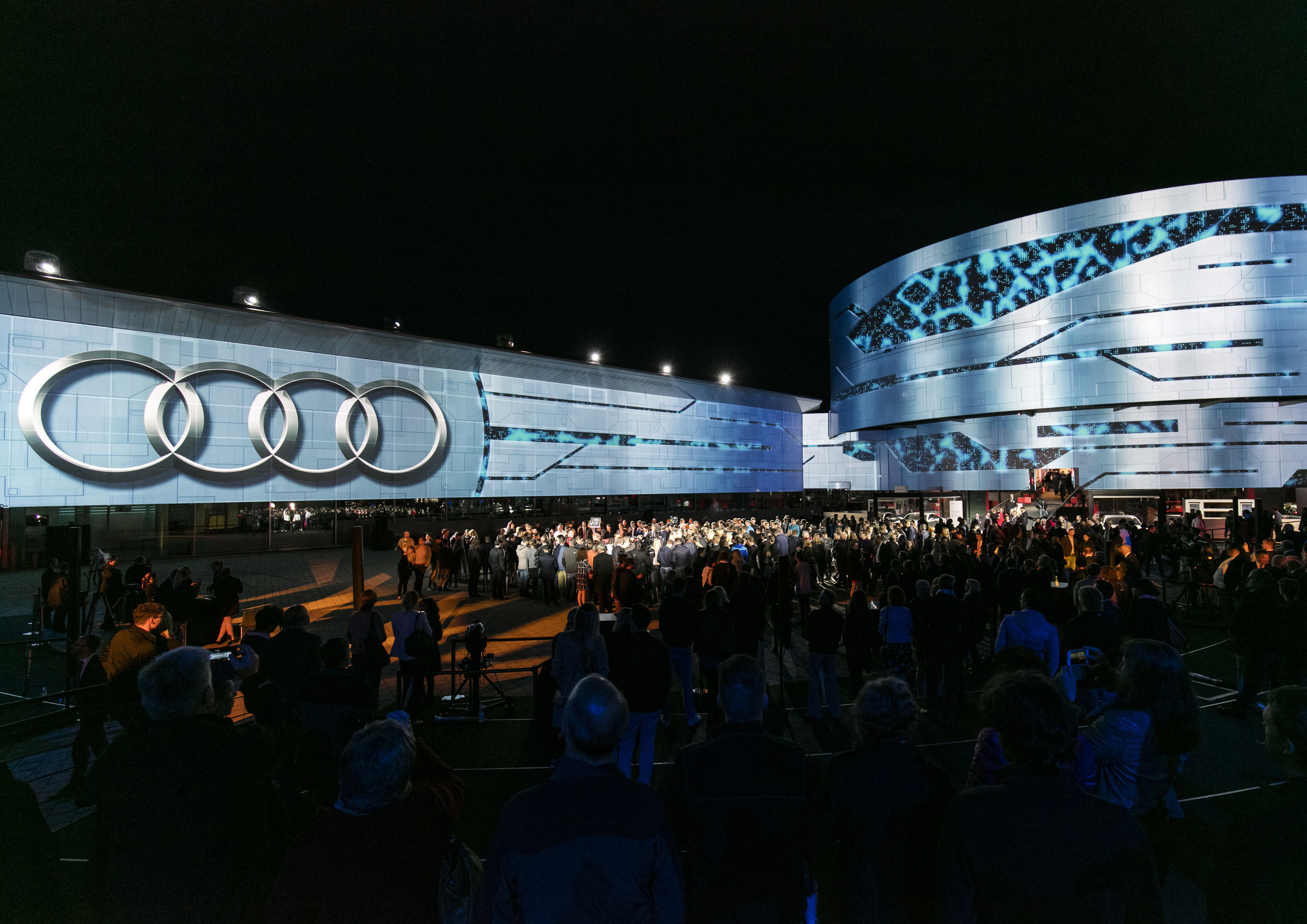 Onthulling Audi A5 Coup? bij de perspresentatie in Ingolstadt. De nieuwe Audi A5 is iets groter, ruimer, zuiniger en nog sportiever dan zijn voorganger en komt in de herfst 2016 naar Nederland.