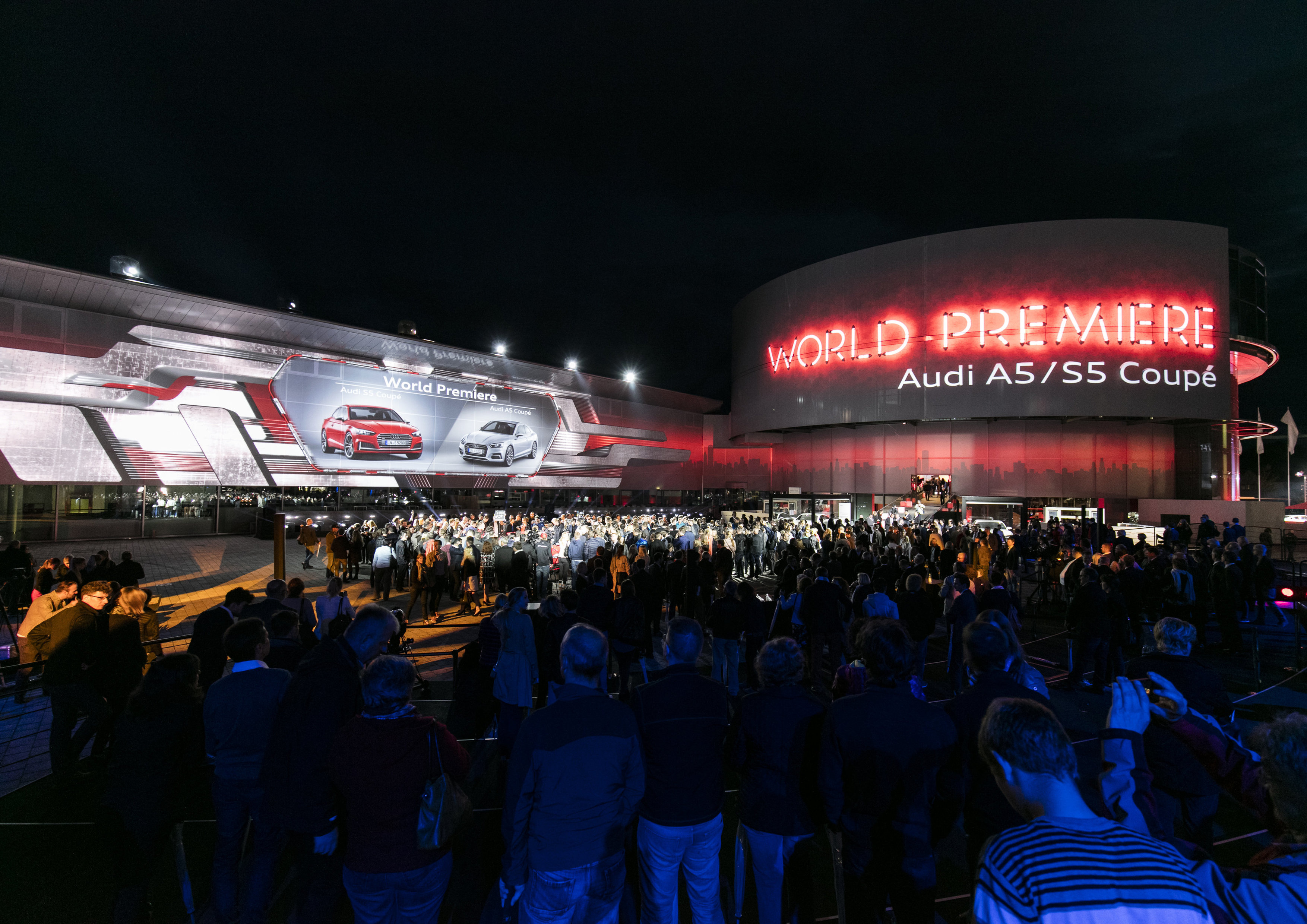 Onthulling Audi A5 Coup? bij de perspresentatie in Ingolstadt. De nieuwe Audi A5 is iets groter, ruimer, zuiniger en nog sportiever dan zijn voorganger en komt in de herfst 2016 naar Nederland.