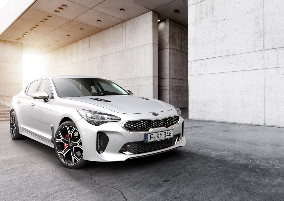 Op de North American International Auto Show in Detroit, die gisteren van start is gegaan, heeft Kia het doek getrokken van de nieuwe vijfdeurs GT. De auto blijkt door het leven te gaan als Stinger.
