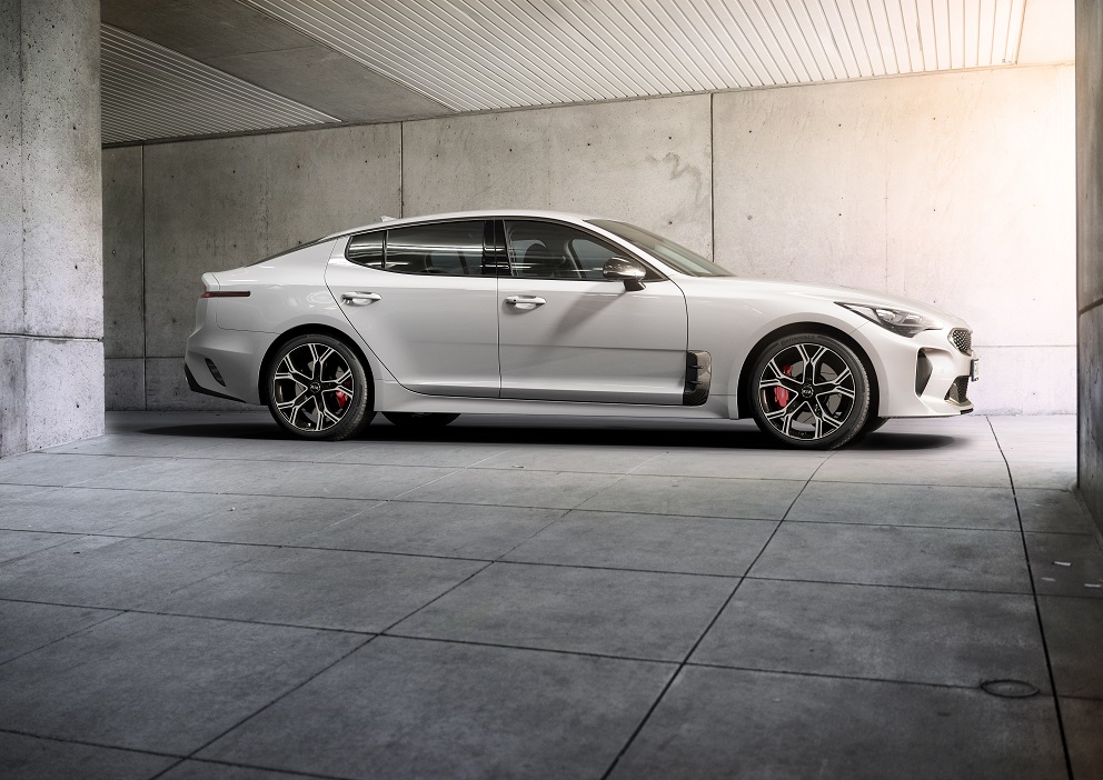 Op de North American International Auto Show in Detroit, die gisteren van start is gegaan, heeft Kia het doek getrokken van de nieuwe vijfdeurs GT. De auto blijkt door het leven te gaan als Stinger.