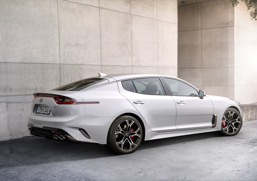 Op de North American International Auto Show in Detroit, die gisteren van start is gegaan, heeft Kia het doek getrokken van de nieuwe vijfdeurs GT. De auto blijkt door het leven te gaan als Stinger.