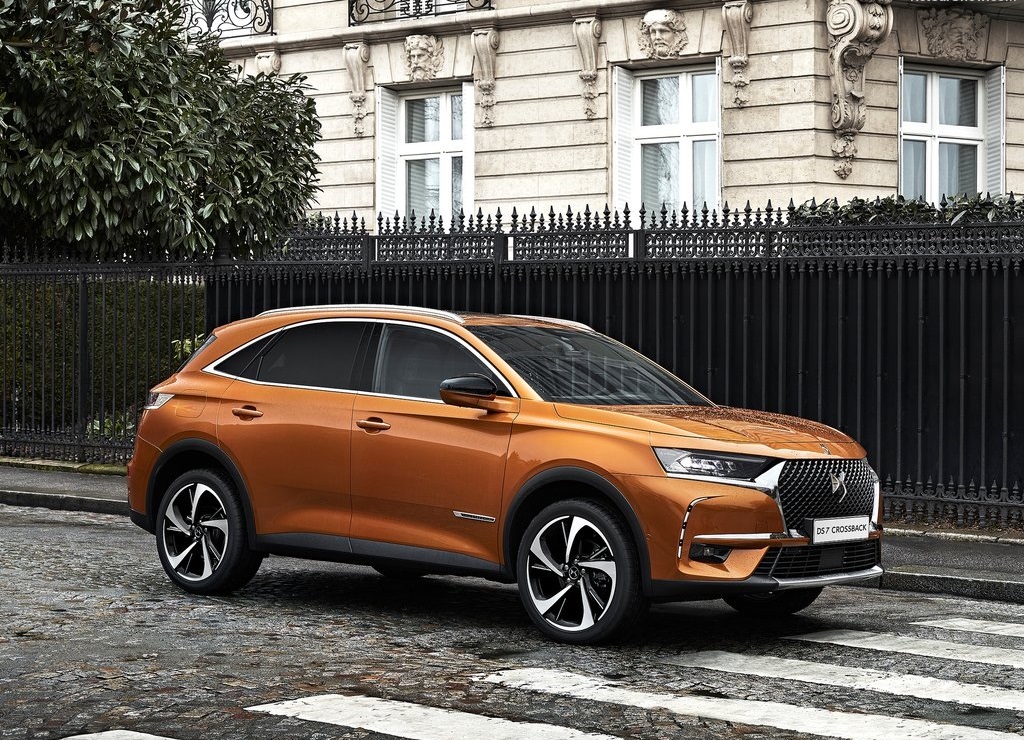 DS presenteert de DS7 Crossback. Dat is niet alleen de eerste SUV van het merk, maar ook het nieuwe vlaggenschip en de eerste volledig eigen auto sinds de afscheiding van Citron