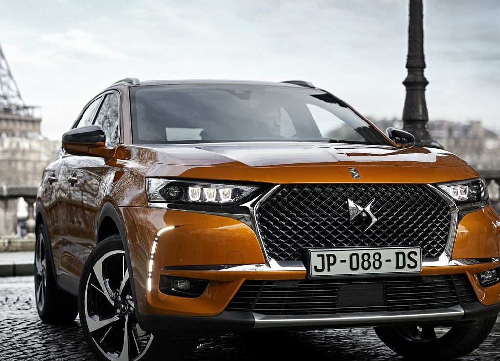 DS presenteert de DS7 Crossback. Dat is niet alleen de eerste SUV van het merk, maar ook het nieuwe vlaggenschip en de eerste volledig eigen auto sinds de afscheiding van Citron