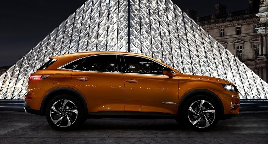 DS presenteert de DS7 Crossback. Dat is niet alleen de eerste SUV van het merk, maar ook het nieuwe vlaggenschip en de eerste volledig eigen auto sinds de afscheiding van Citron