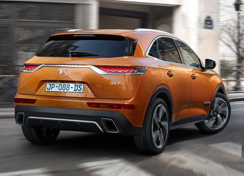 DS presenteert de DS7 Crossback. Dat is niet alleen de eerste SUV van het merk, maar ook het nieuwe vlaggenschip en de eerste volledig eigen auto sinds de afscheiding van Citron