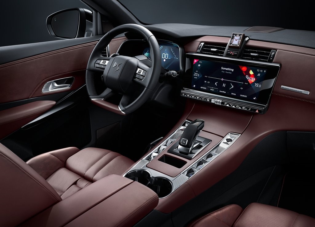 DS presenteert de DS7 Crossback. Dat is niet alleen de eerste SUV van het merk, maar ook het nieuwe vlaggenschip en de eerste volledig eigen auto sinds de afscheiding van Citron