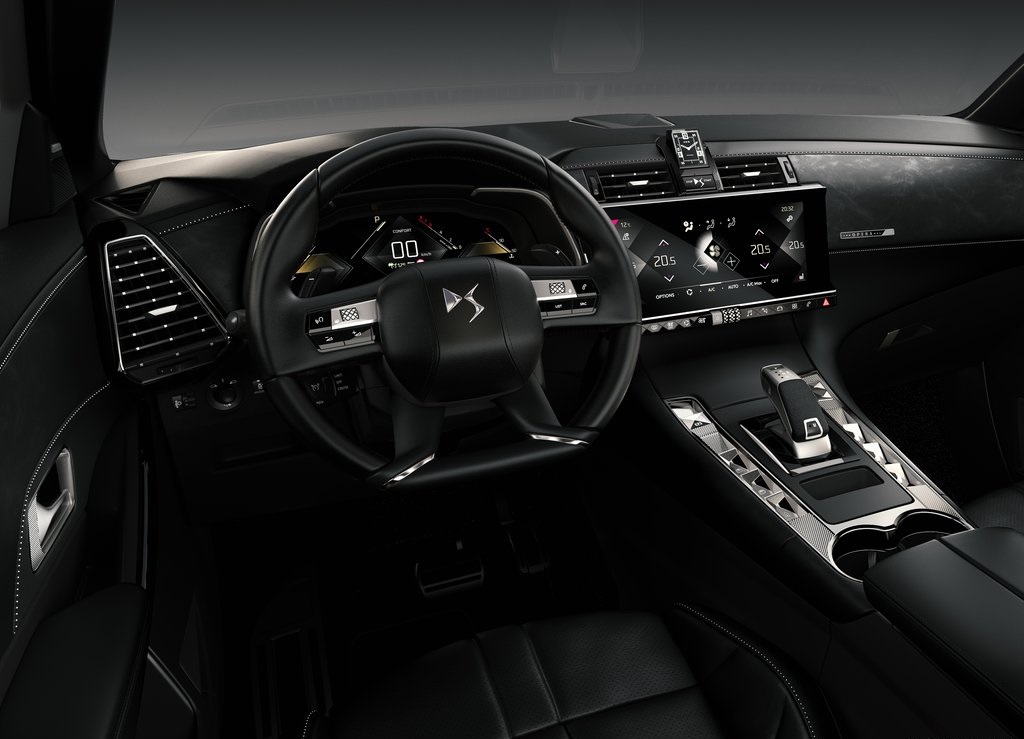 DS presenteert de DS7 Crossback. Dat is niet alleen de eerste SUV van het merk, maar ook het nieuwe vlaggenschip en de eerste volledig eigen auto sinds de afscheiding van Citron
