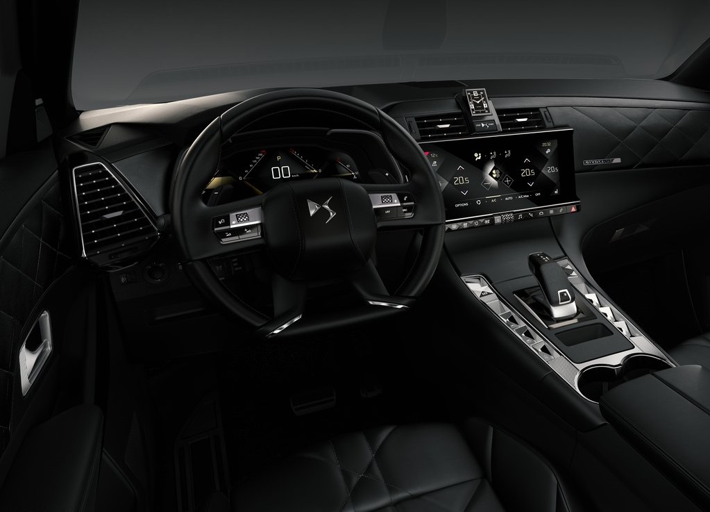 DS presenteert de DS7 Crossback. Dat is niet alleen de eerste SUV van het merk, maar ook het nieuwe vlaggenschip en de eerste volledig eigen auto sinds de afscheiding van Citron