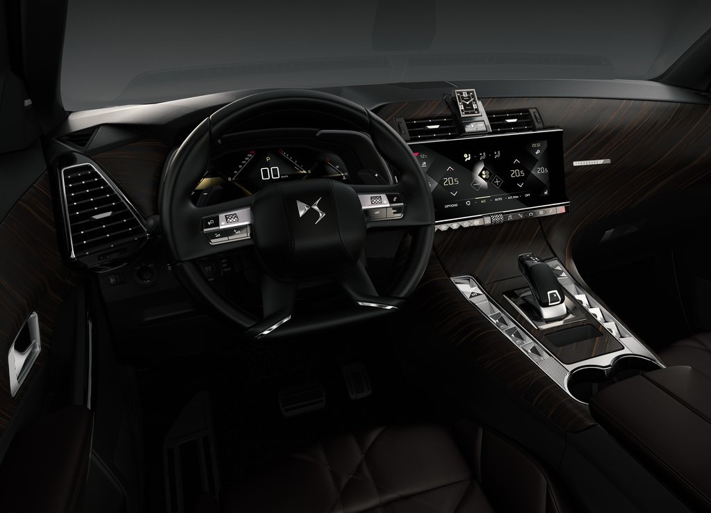 DS presenteert de DS7 Crossback. Dat is niet alleen de eerste SUV van het merk, maar ook het nieuwe vlaggenschip en de eerste volledig eigen auto sinds de afscheiding van Citron