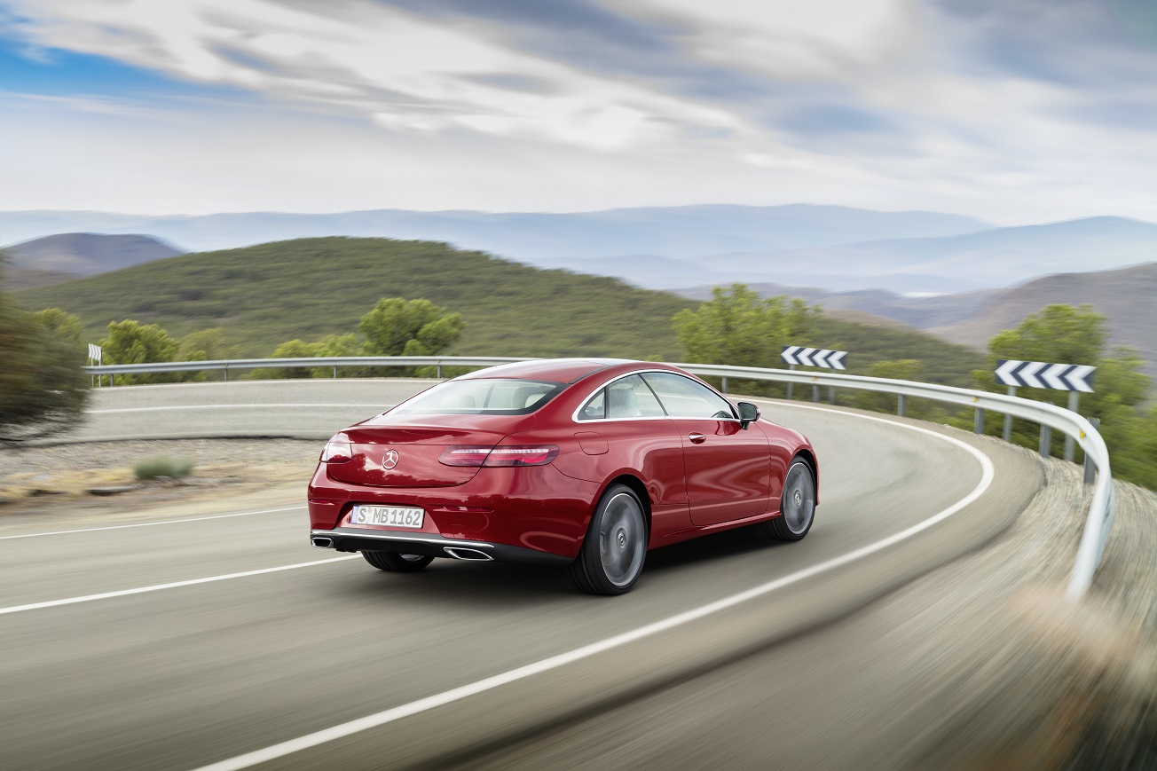 Mercedes-Benz heeft het doek getrokken van de nieuwe E-Klasse Coup. Een auto die zowel sportiviteit als comfort moet bieden en volgestopt is met allerlei innovaties. Dat belooft wat.