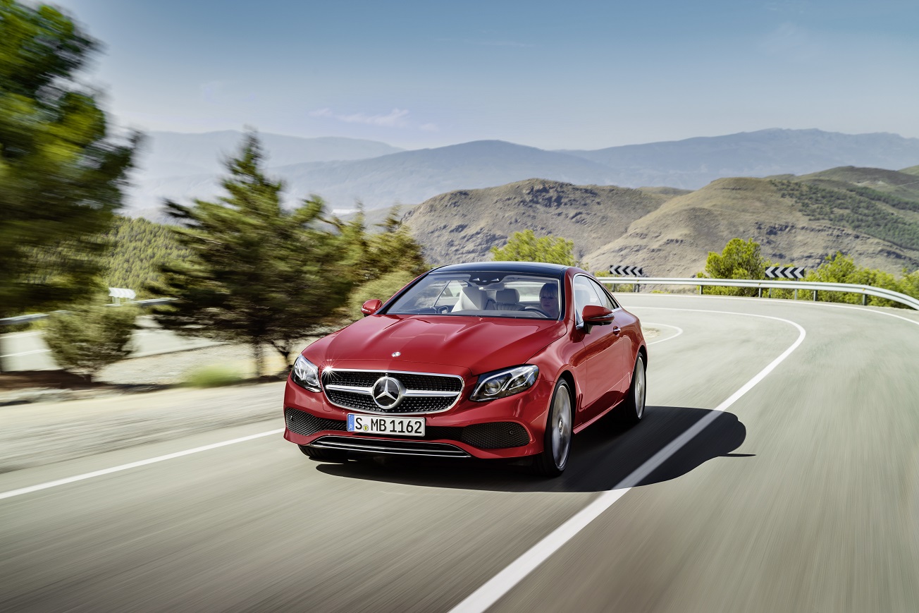 Mercedes-Benz heeft het doek getrokken van de nieuwe E-Klasse Coup. Een auto die zowel sportiviteit als comfort moet bieden en volgestopt is met allerlei innovaties. Dat belooft wat.