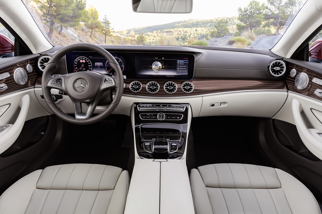 Mercedes-Benz heeft het doek getrokken van de nieuwe E-Klasse Coup. Een auto die zowel sportiviteit als comfort moet bieden en volgestopt is met allerlei innovaties. Dat belooft wat.