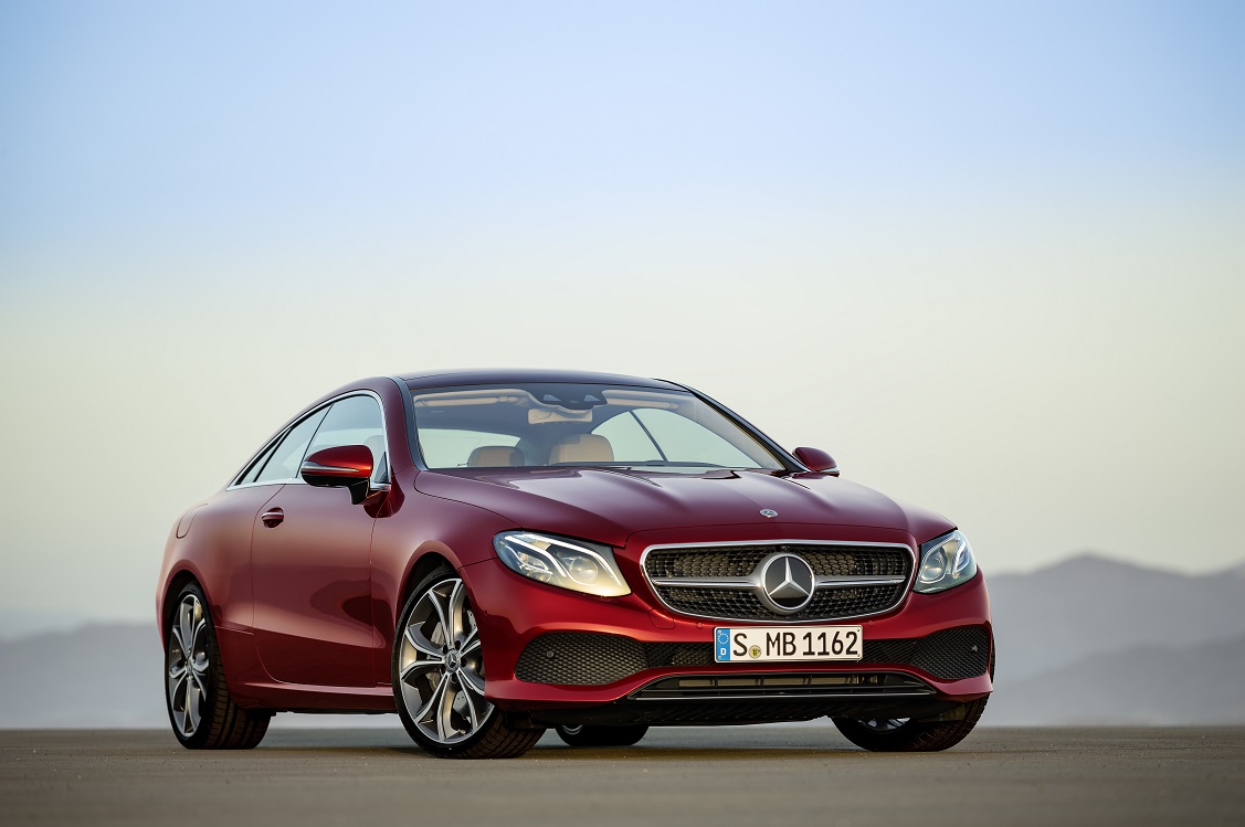 Mercedes-Benz heeft het doek getrokken van de nieuwe E-Klasse Coup. Een auto die zowel sportiviteit als comfort moet bieden en volgestopt is met allerlei innovaties. Dat belooft wat.