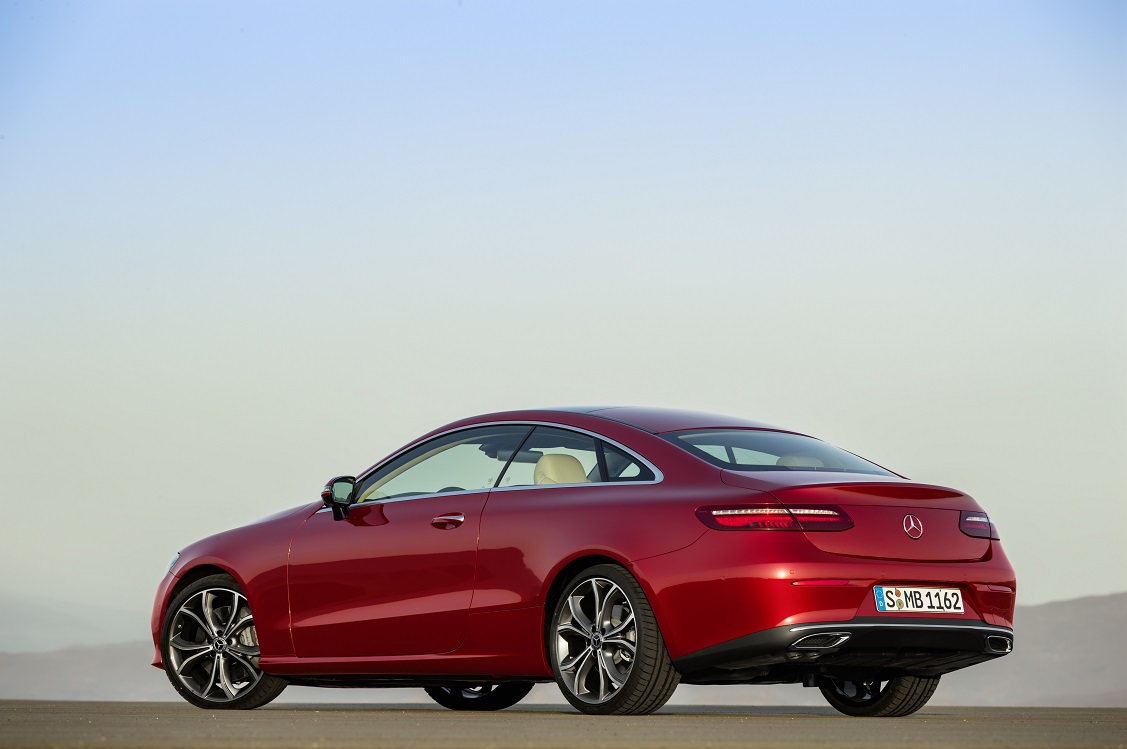 Mercedes-Benz heeft het doek getrokken van de nieuwe E-Klasse Coup. Een auto die zowel sportiviteit als comfort moet bieden en volgestopt is met allerlei innovaties. Dat belooft wat.