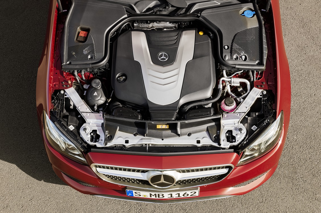 Mercedes-Benz heeft het doek getrokken van de nieuwe E-Klasse Coup. Een auto die zowel sportiviteit als comfort moet bieden en volgestopt is met allerlei innovaties. Dat belooft wat.