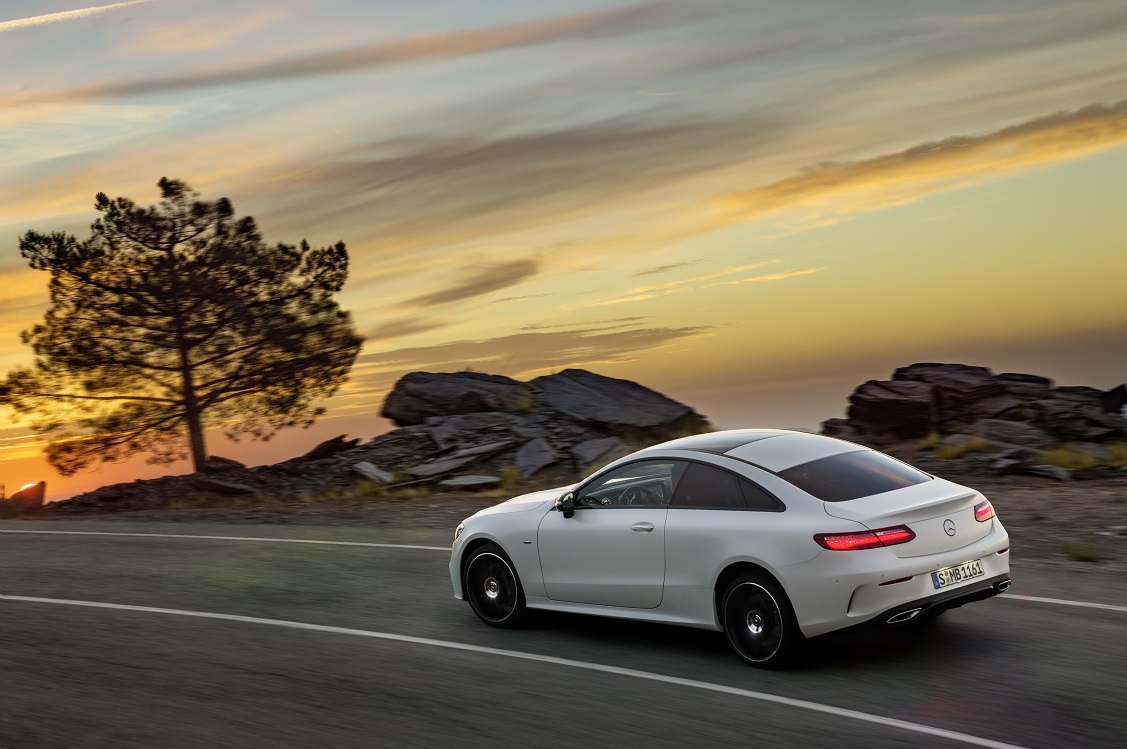 Mercedes-Benz heeft het doek getrokken van de nieuwe E-Klasse Coup. Een auto die zowel sportiviteit als comfort moet bieden en volgestopt is met allerlei innovaties. Dat belooft wat.