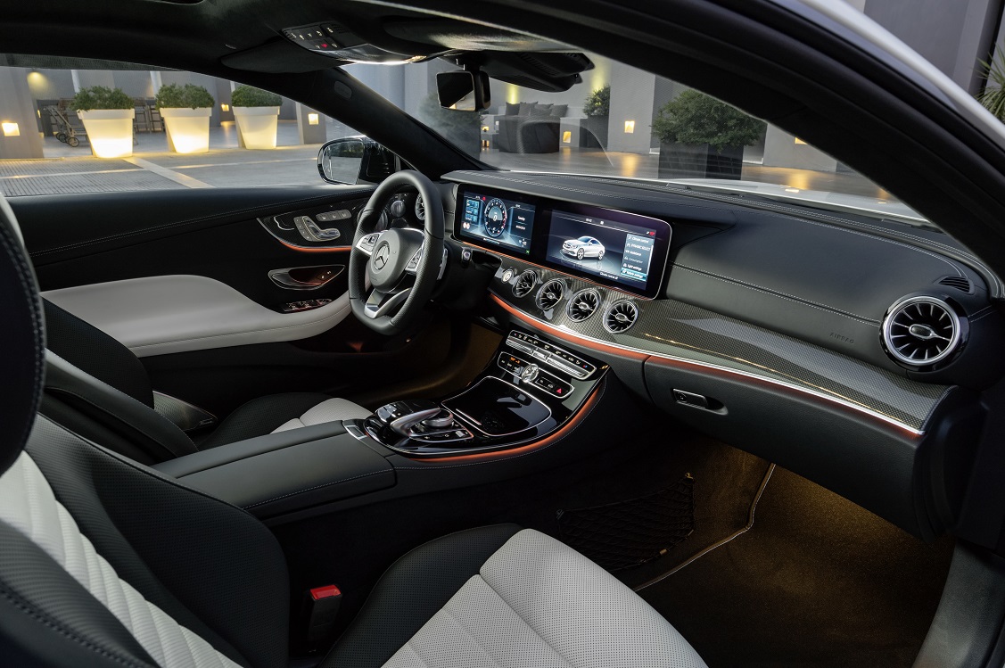 Mercedes-Benz heeft het doek getrokken van de nieuwe E-Klasse Coup. Een auto die zowel sportiviteit als comfort moet bieden en volgestopt is met allerlei innovaties. Dat belooft wat.